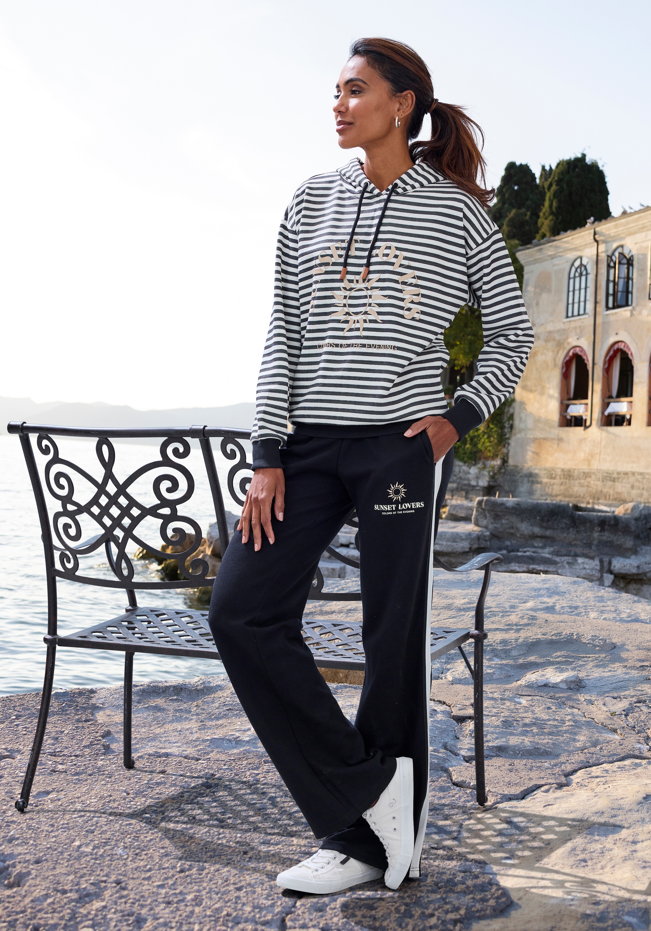 H.I.S Kapuzenpullover im Streifenlook mit großen Print, Loungewear