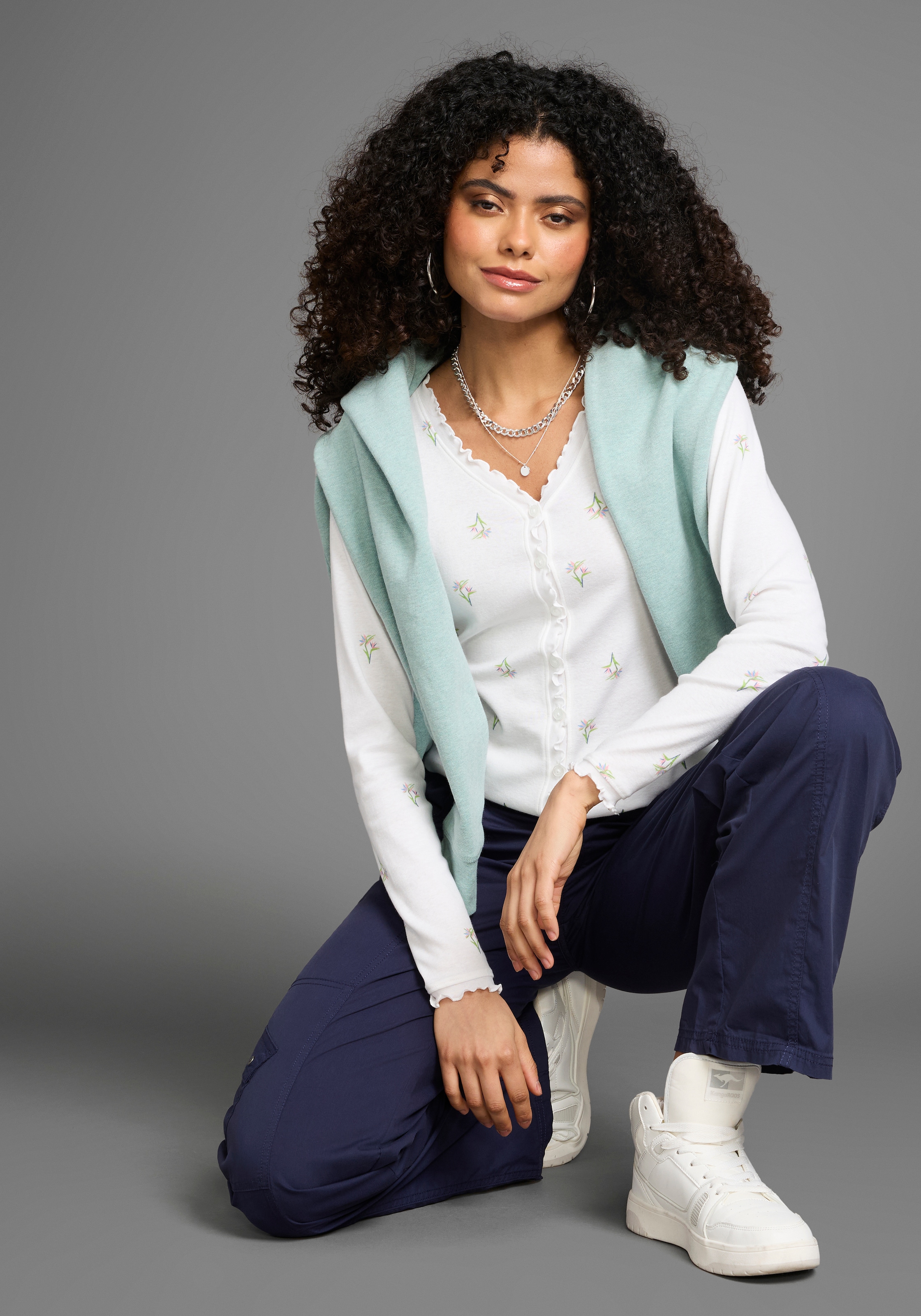 KangaROOS Langarmshirt, mit Blumendruck und Knopfleiste