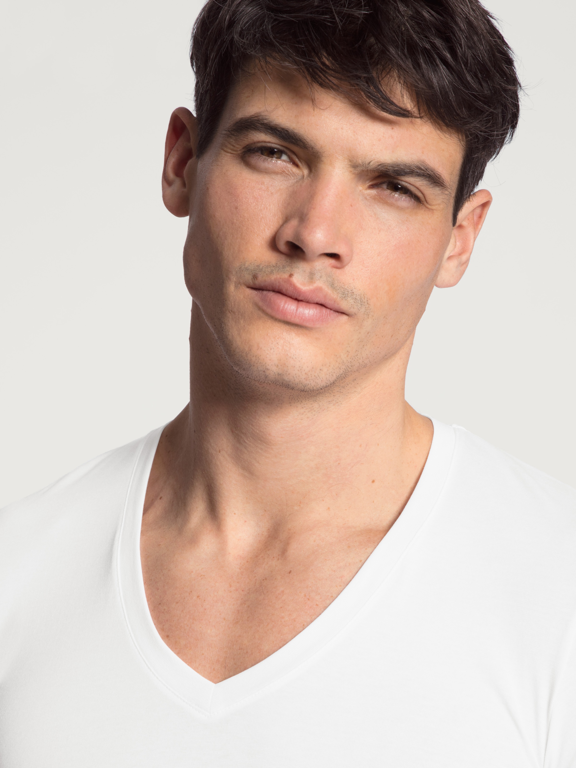 V-Shirt CALIDA "Evolution", Herren, Gr. L (52/54), weiß, Interlock, Obermaterial: 94% Baumwolle, 6% Elasthan, unifarben, Basic, Basic schmal hüftbedeckend, V-Ausschnitt, Shirts, mit tiefem V-Ausschnitt, Interlock-Qualität, Kurzarm, elastisch 4