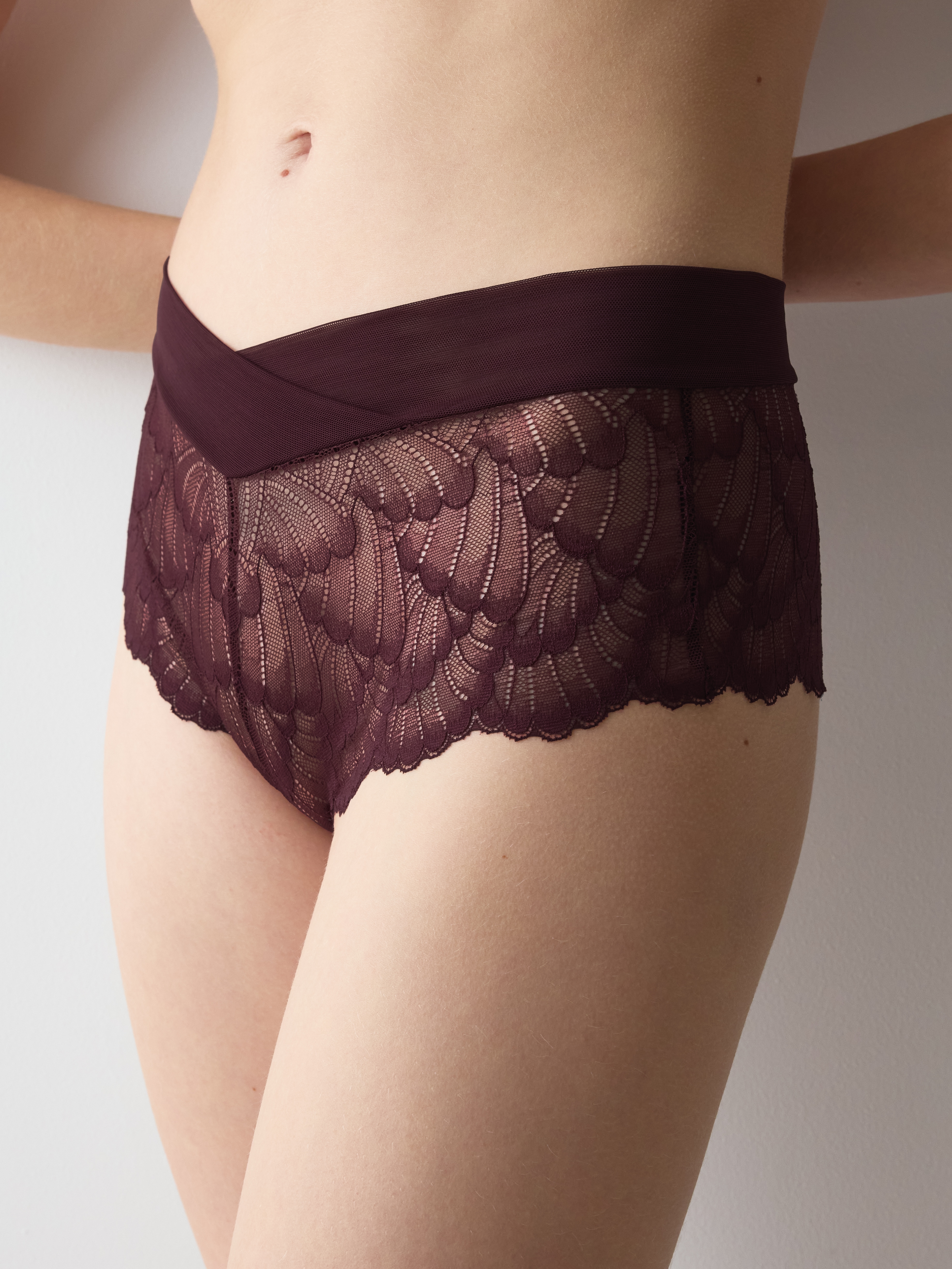 Triumph "Love in Lace Shorty" nahtlose Stretchspitze
