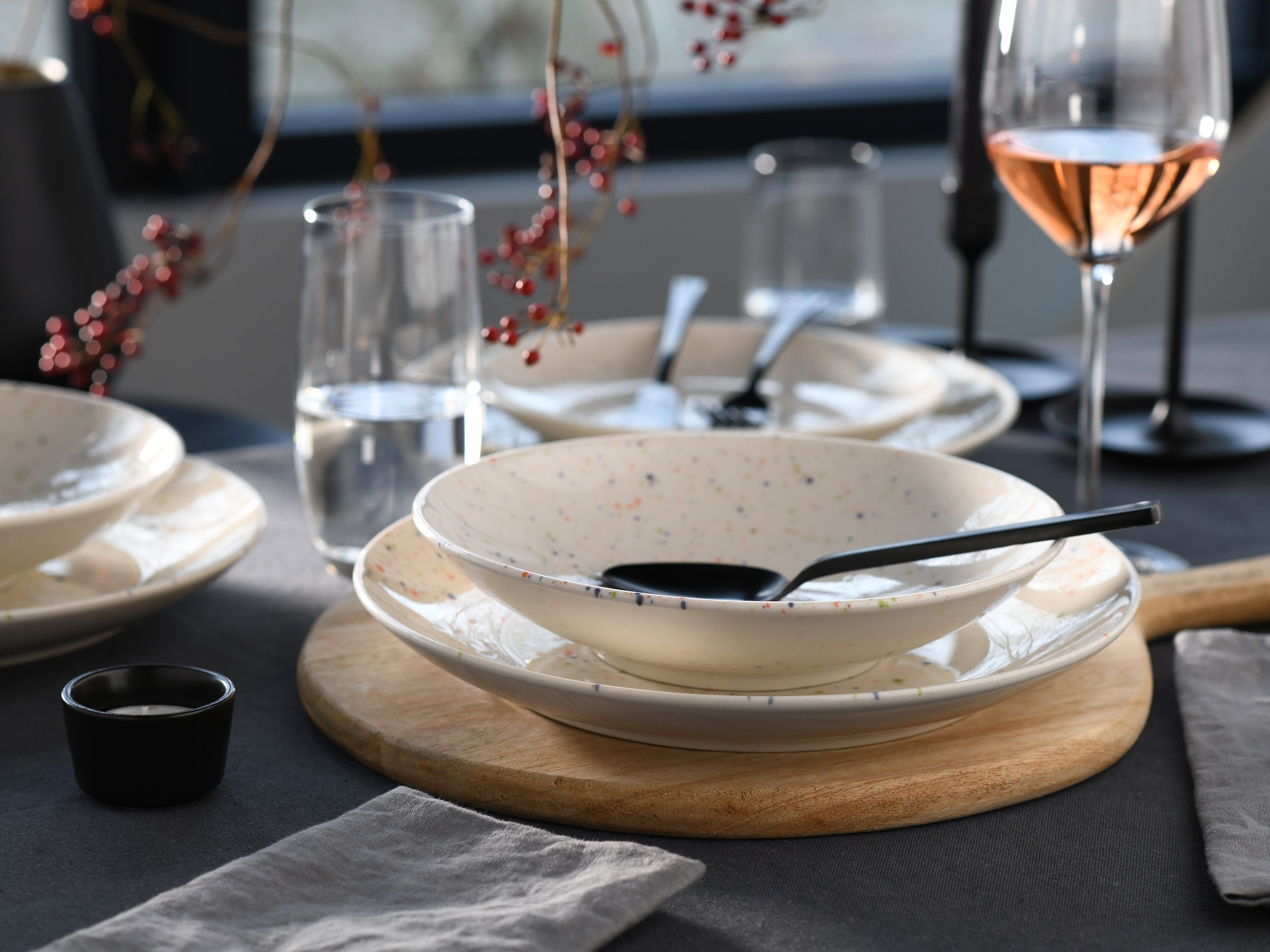 CreaTable Teller-Set »Confetti, Tellerset 12-tlg.«, (Set, 12 tlg.), Unregelmäßige bunte Punkte, Gute Laune Geschirr, Frisch, Freundlich
