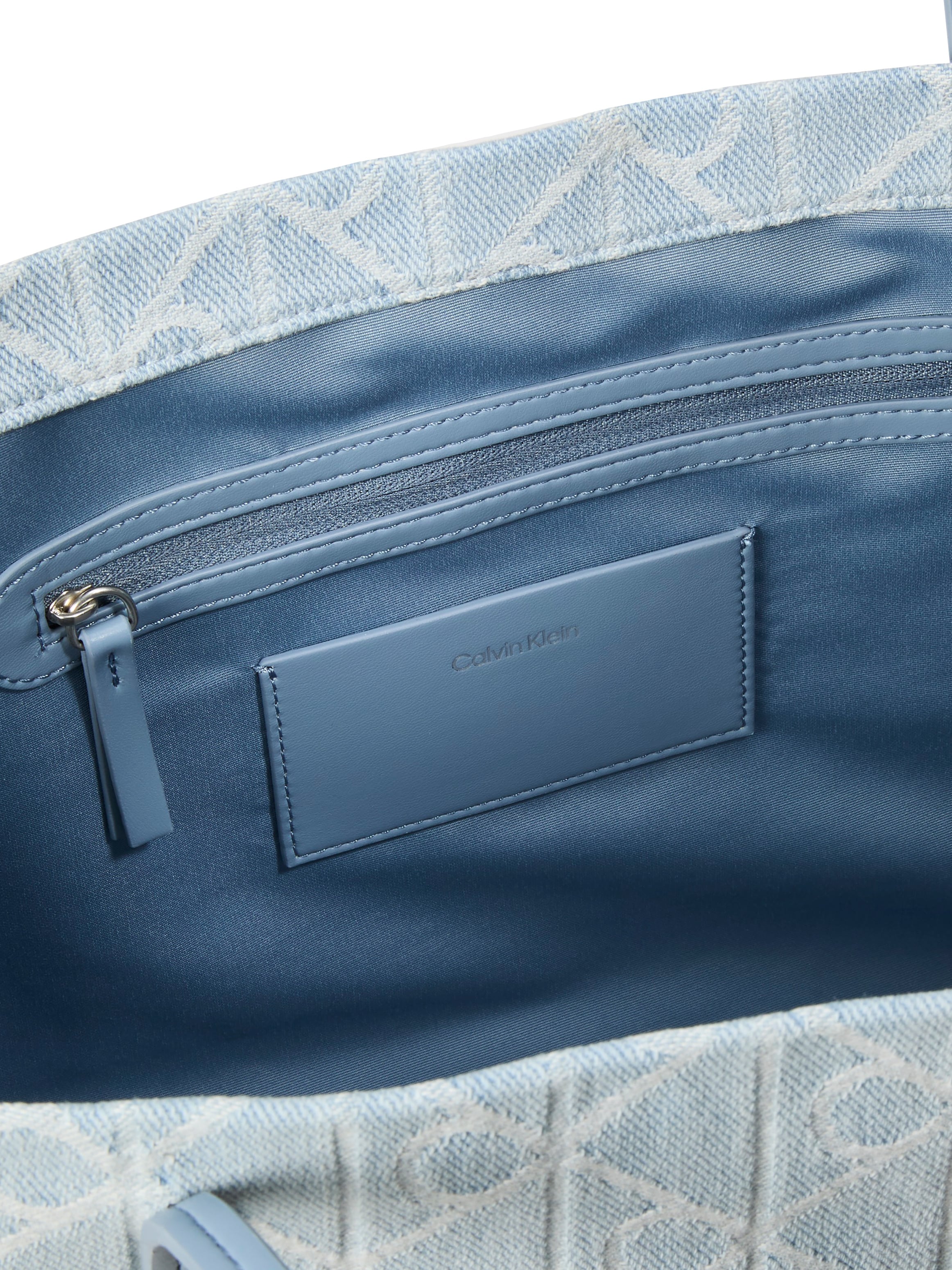 Calvin Klein Tragetasche »EMBLEM AOP DENIM TOTE W/ POUCH« Schultertasche, Umhängetasche mit Reißverschluss-Täschchen, 2 tlg.