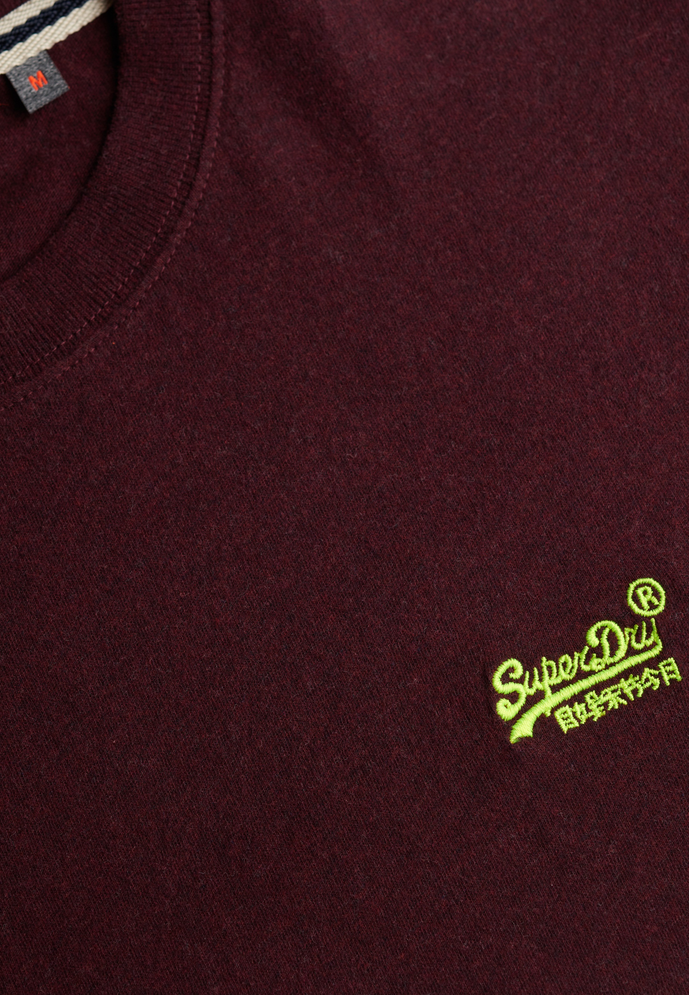 Superdry Rundhalsshirt »ESSENTIAL LOGO EMB TEE« aus Baumwolle und Single Jersey, Slim Fit, Kurzarm, hüftlang