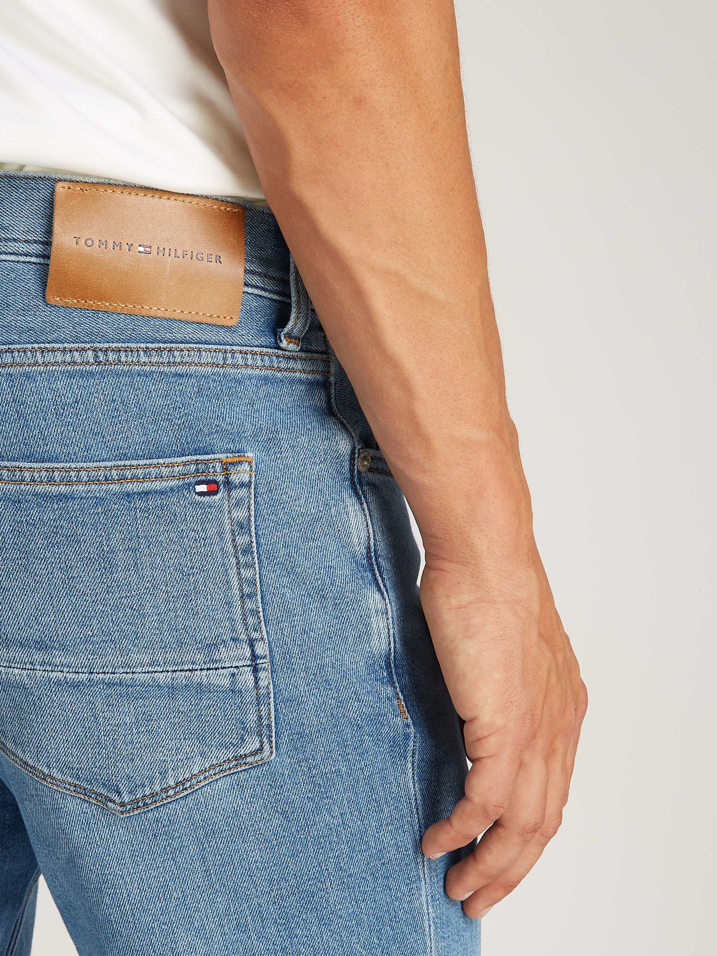 Tommy Hilfiger Straight-Jeans »STRAIGHT DENTON STR MESA BLUE«, in hellblauer Waschung