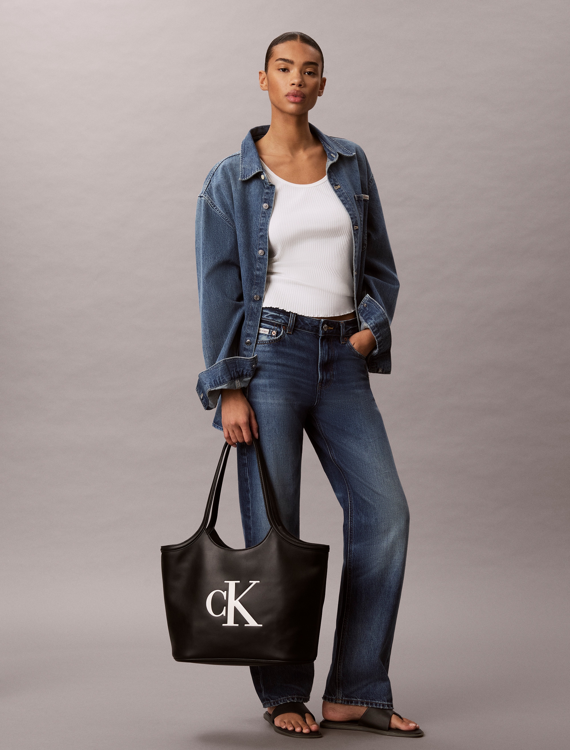 Calvin Klein Tragetasche »BOLD CK SHOPPER« Shopper, Damen Umhängetasche, Schultertasche mit plakativem CK-Logo