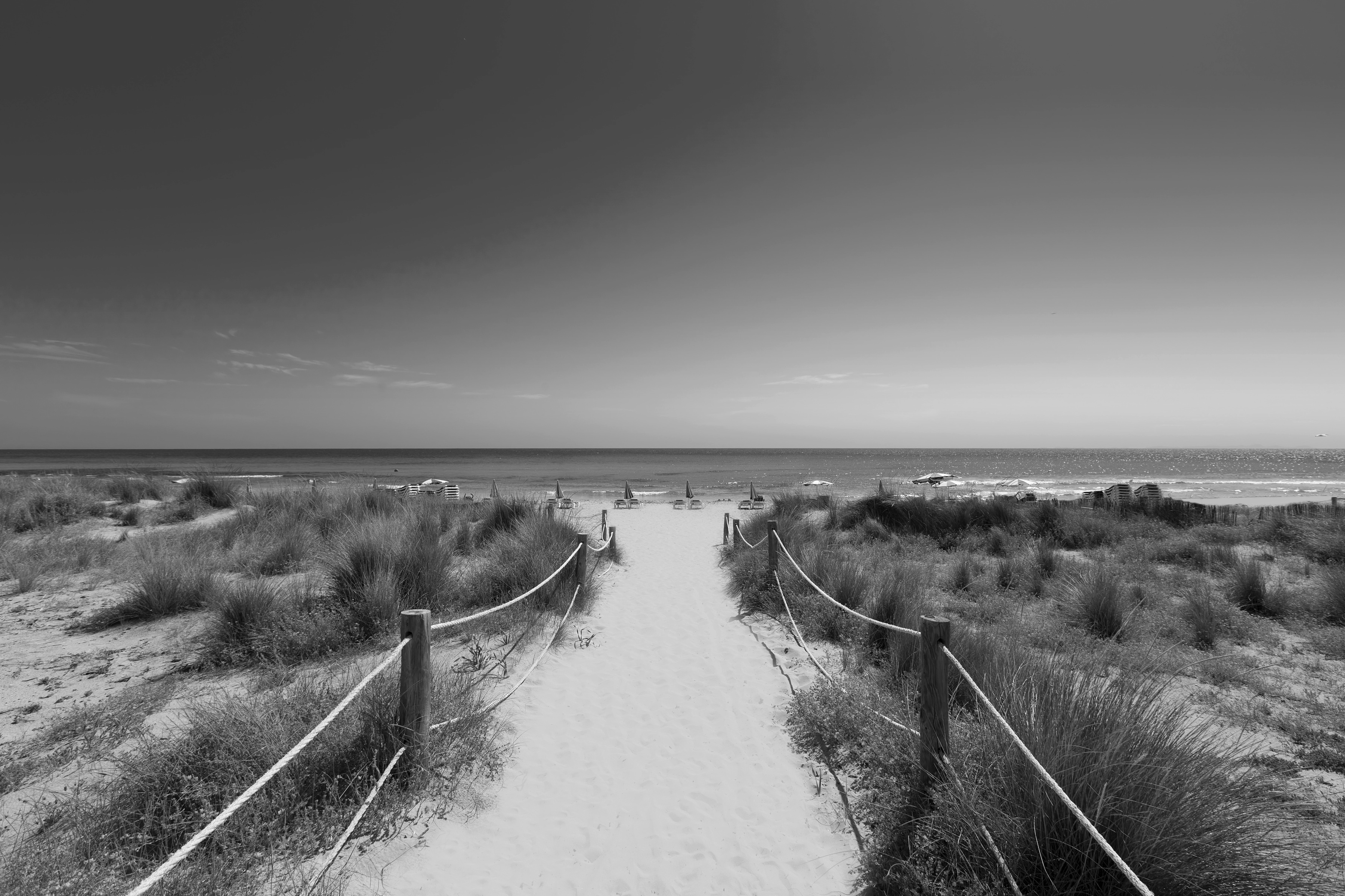 Papermoon Fototapete "Strand Schwarz & Weiß"