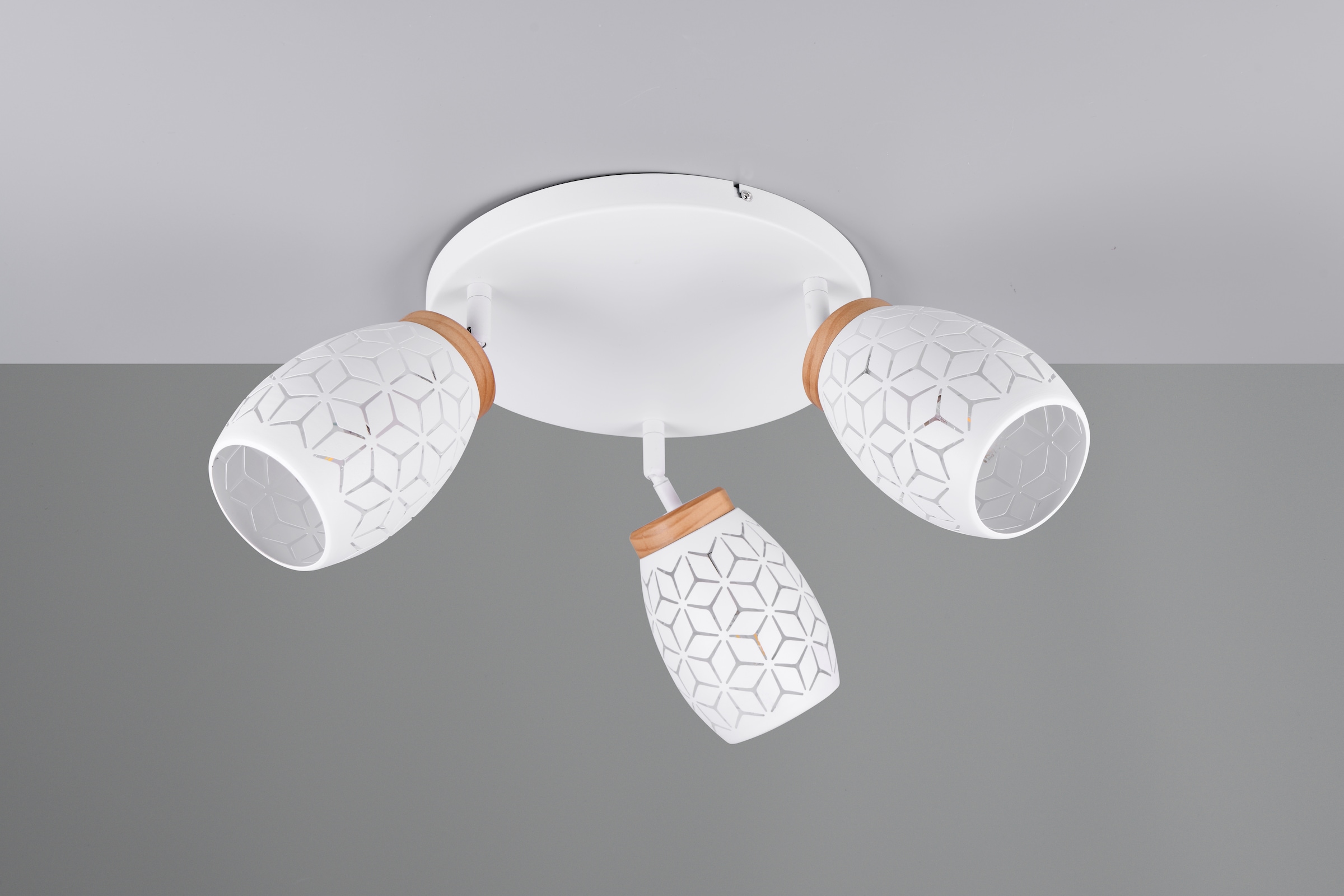 REALITY Leuchten Deckenleuchte »BIDAR, Deckenlampe mit 3 schwenkbaren Spots, exkl 3x E14 max 10W«, 3 flammig, Leuchtmittel E14 | Leuchtmittel wechselbar, Metall-Lampenschirm mit Lasercut Muster und Holz-Dekoelement Ø 58cm