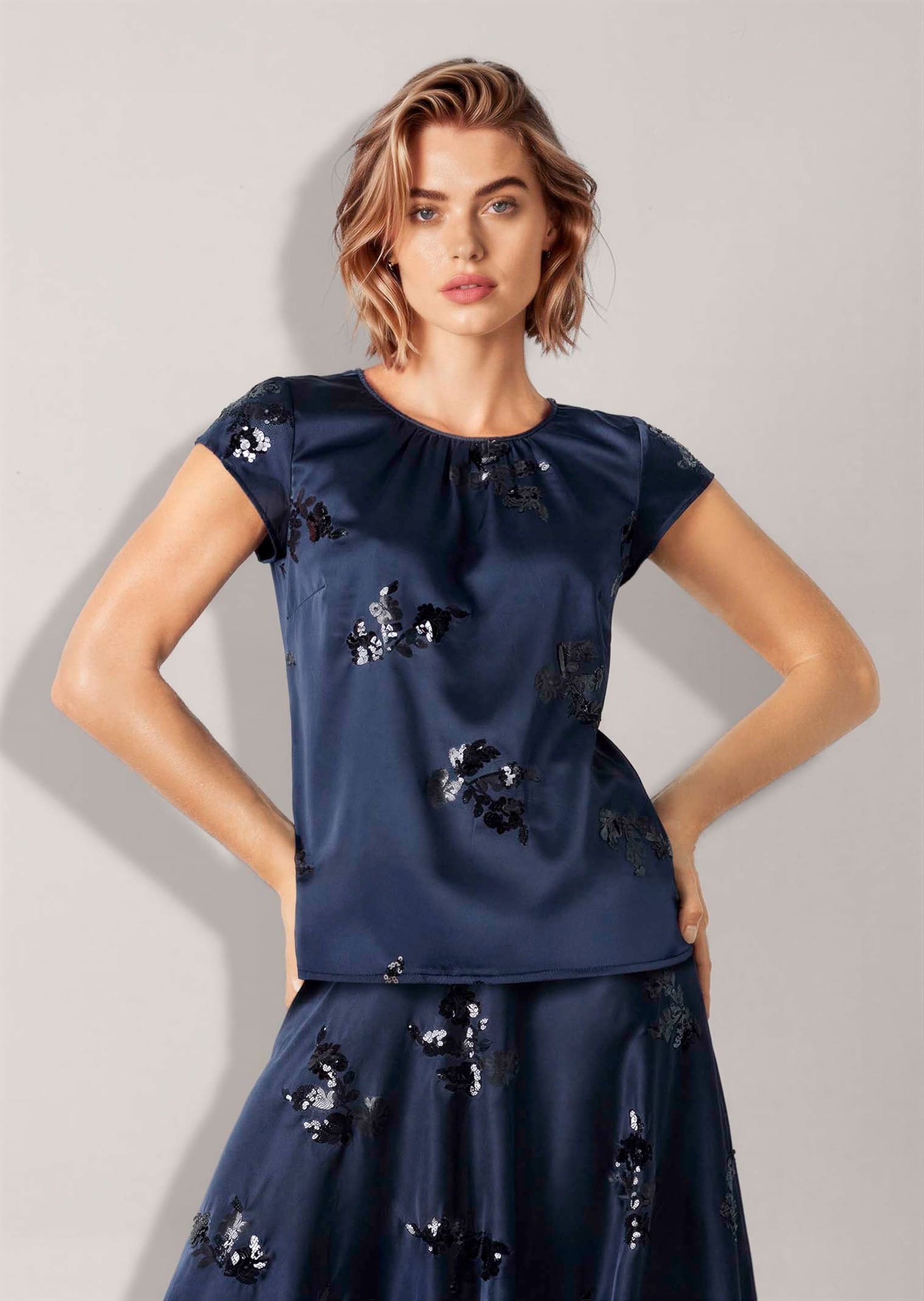 MADELEINE Kurzarmbluse »Bluse Satinbluse mit Paillettenmotiven«