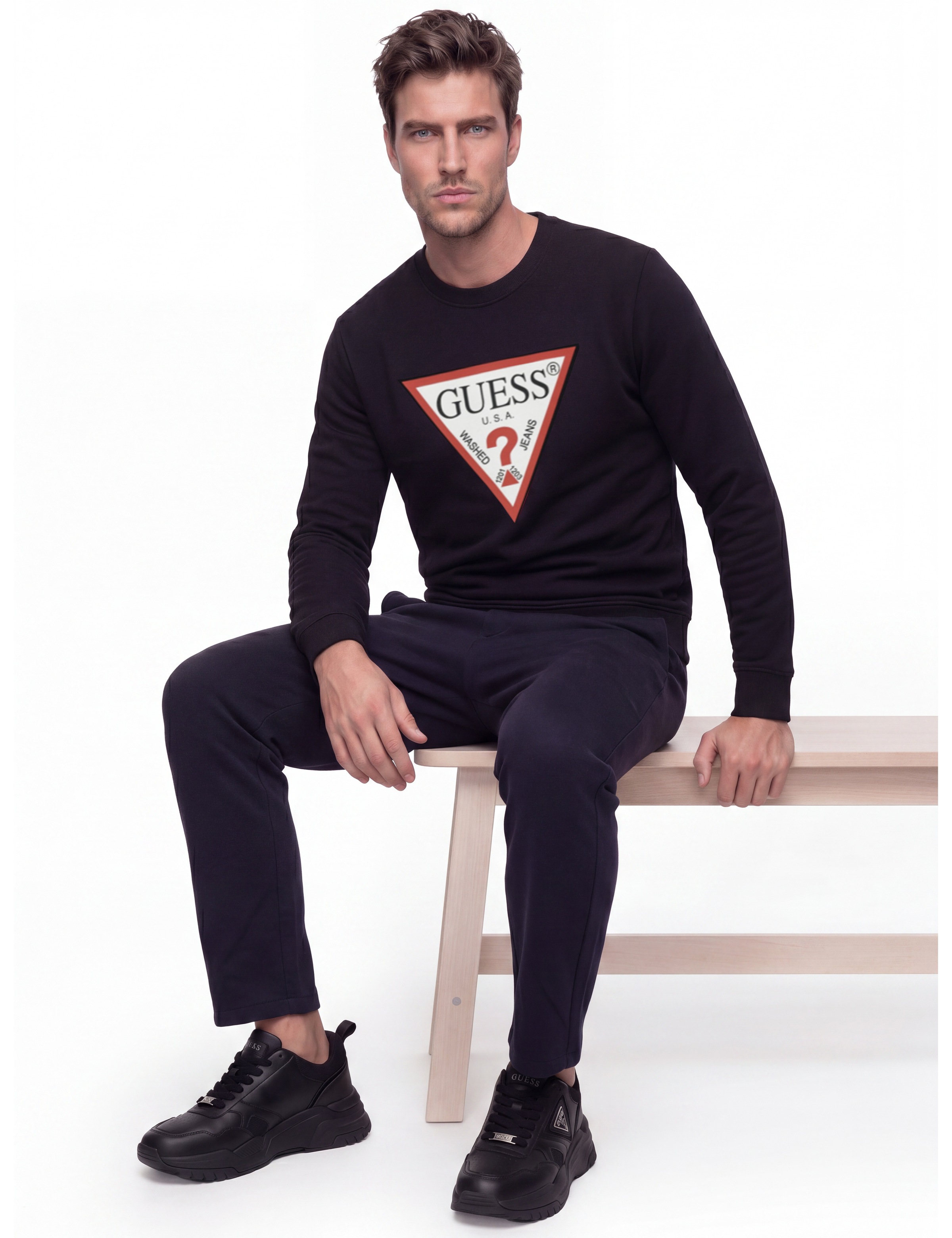 Guess Sweatshirt »RED TRIANGLE«, Rundhalsausschnitt, Regular Fit, Logodruck
