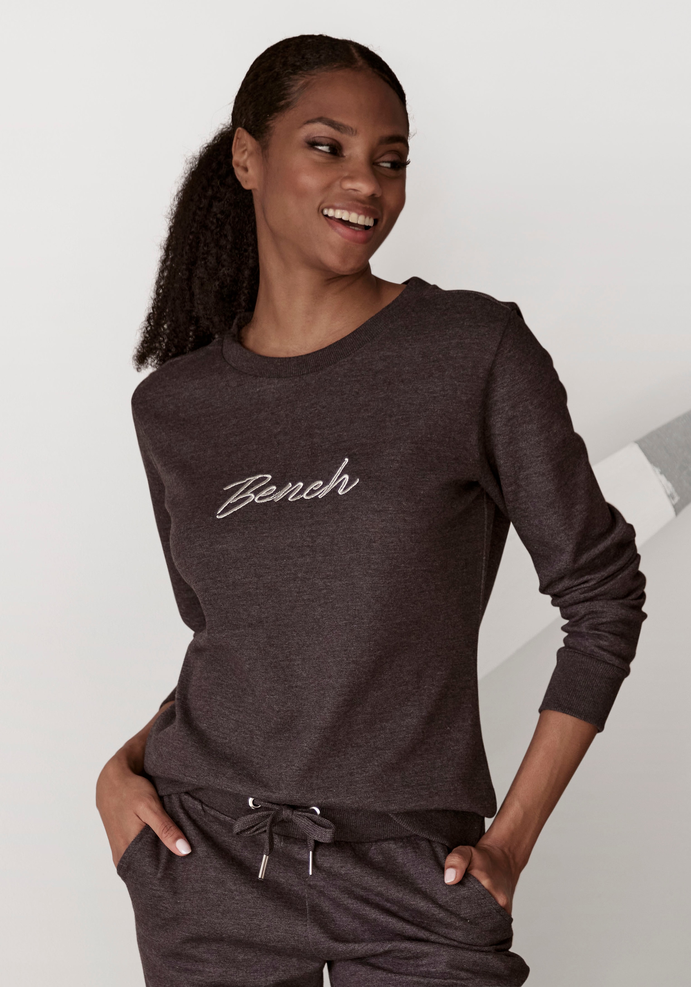 Bench. Loungewear Sweatshirt BAUR für Loungewear, bestellen »-Loungeshirt«, Loungeanzug Logostickerei, | glänzender mit