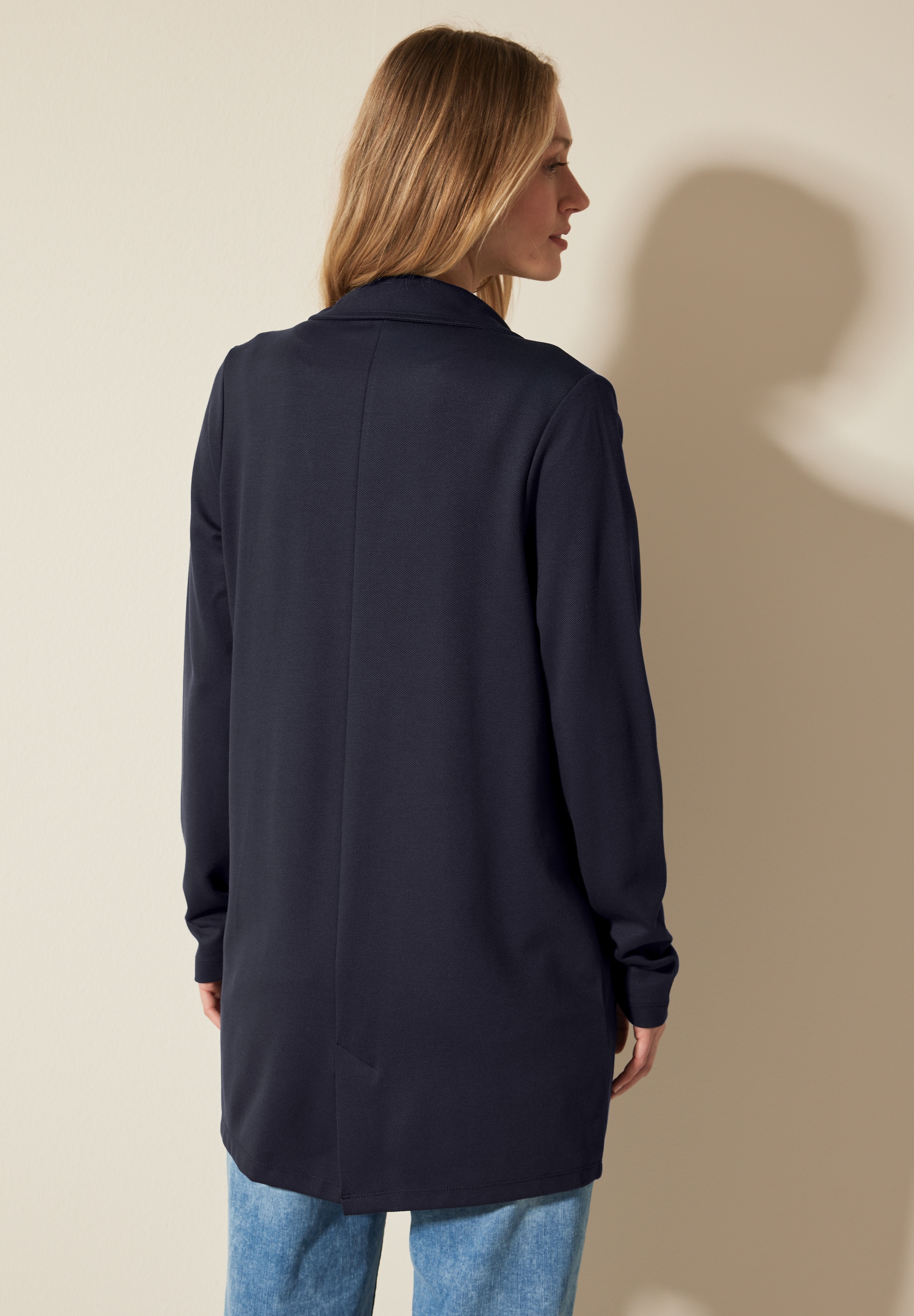 Cecil Longblazer, mit Reverskragen