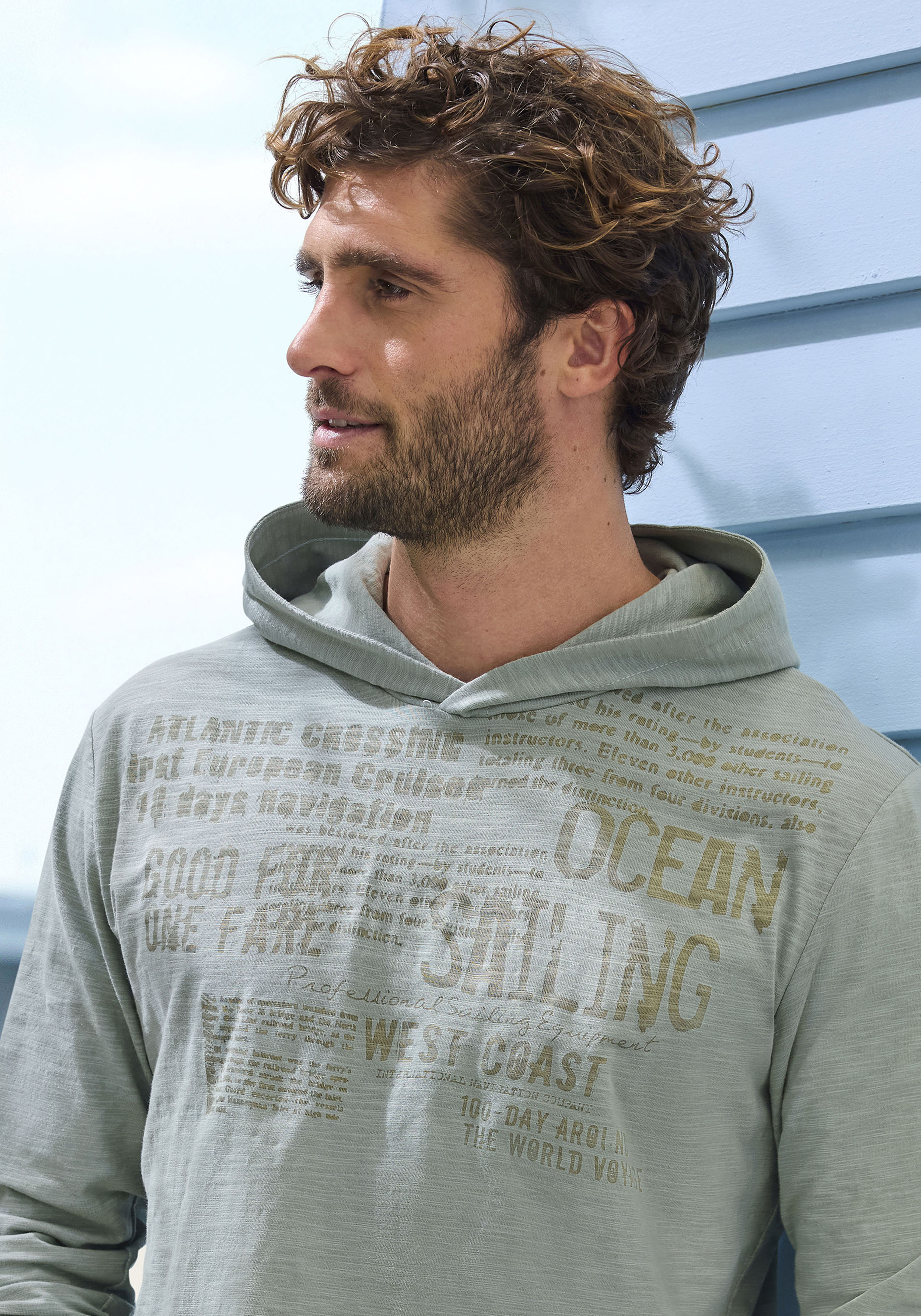 Thumbnail - John Devin Kapuzenshirt Langarmshirt bedruckt mit Kapuze aus strukturierter Baumwoll-Qualität