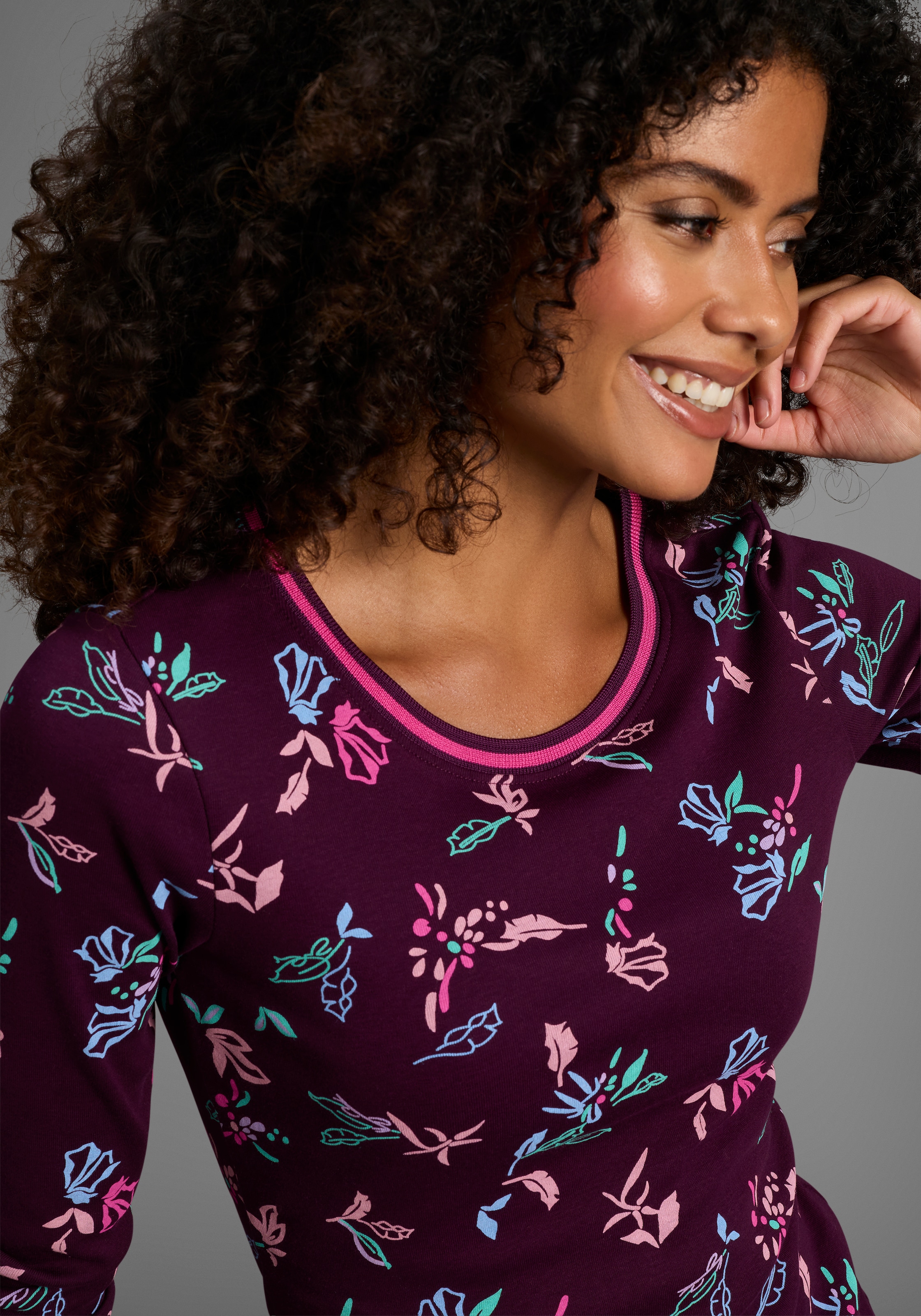 KangaROOS Langarmshirt, mit Allover-Print und Kontrastdetails