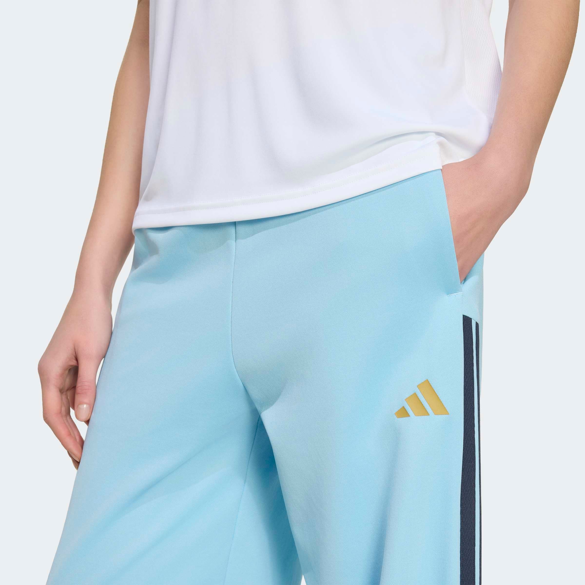 adidas Sportswear Sporthose »HOUSE OF TIRO, WEITES BEIN«  sportlicher Stil, für Training und Freizeit, mit Kordelverschluss