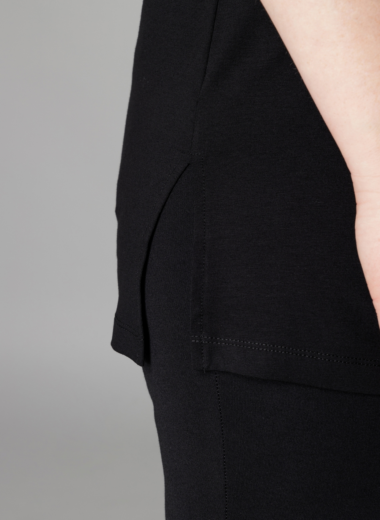 Base Level Curvy Hüftbedeckender Schnitt mit Schlitzen am Saum