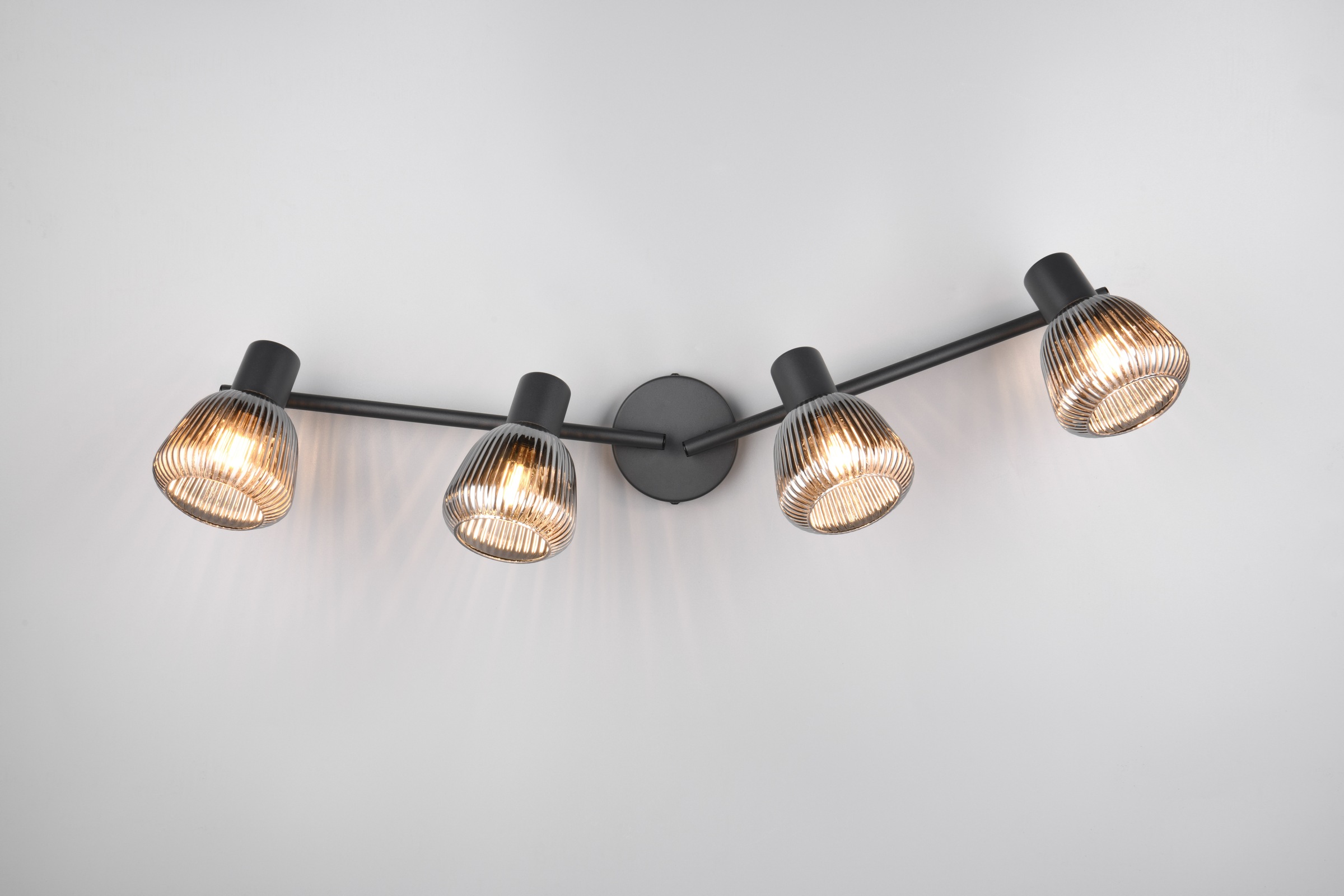 TRIO Leuchten Deckenstrahler »TARIFA, 4-flammiger Deckenspot mit Glasschirm, exkl 4xE14 max 10W«, 4 flammig, Leuchtmittel E14 | Leuchtmittel wechselbar, Glasschirm in Riffeloptik leicht verspiegelt, verstellbare Spots