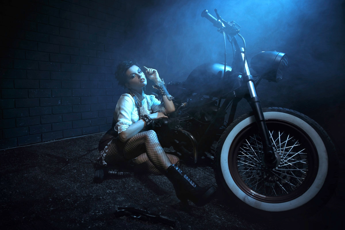 Papermoon Fototapete "Frau mit Motorrad bei Nacht"
