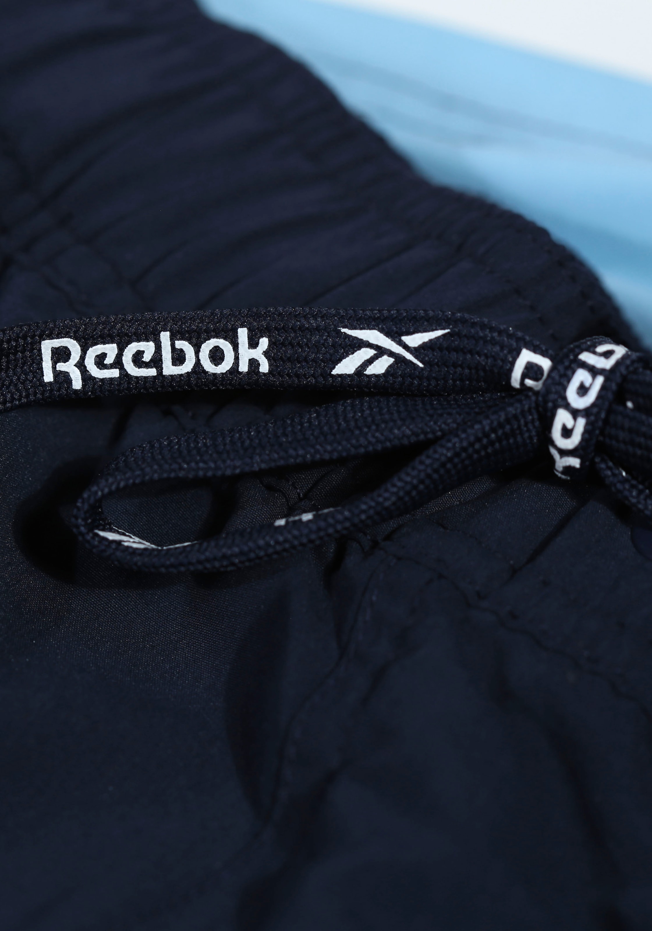 Reebok Badeshorts »Ryan«, asymmetrisch gestreift, geteilter Logoschriftzug