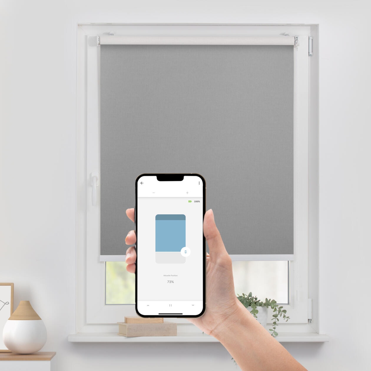 LICHTBLICK ORIGINAL Rollo »Klemmfix, ohne Bohren«, verdunkelnd, Blendschutz-Sichtschutz-Verdunkelung, mit Bohren/ohne Bohren, freihängend, Steuerbar mit Bluetooth-App, integrierter Elektromotor und Akku