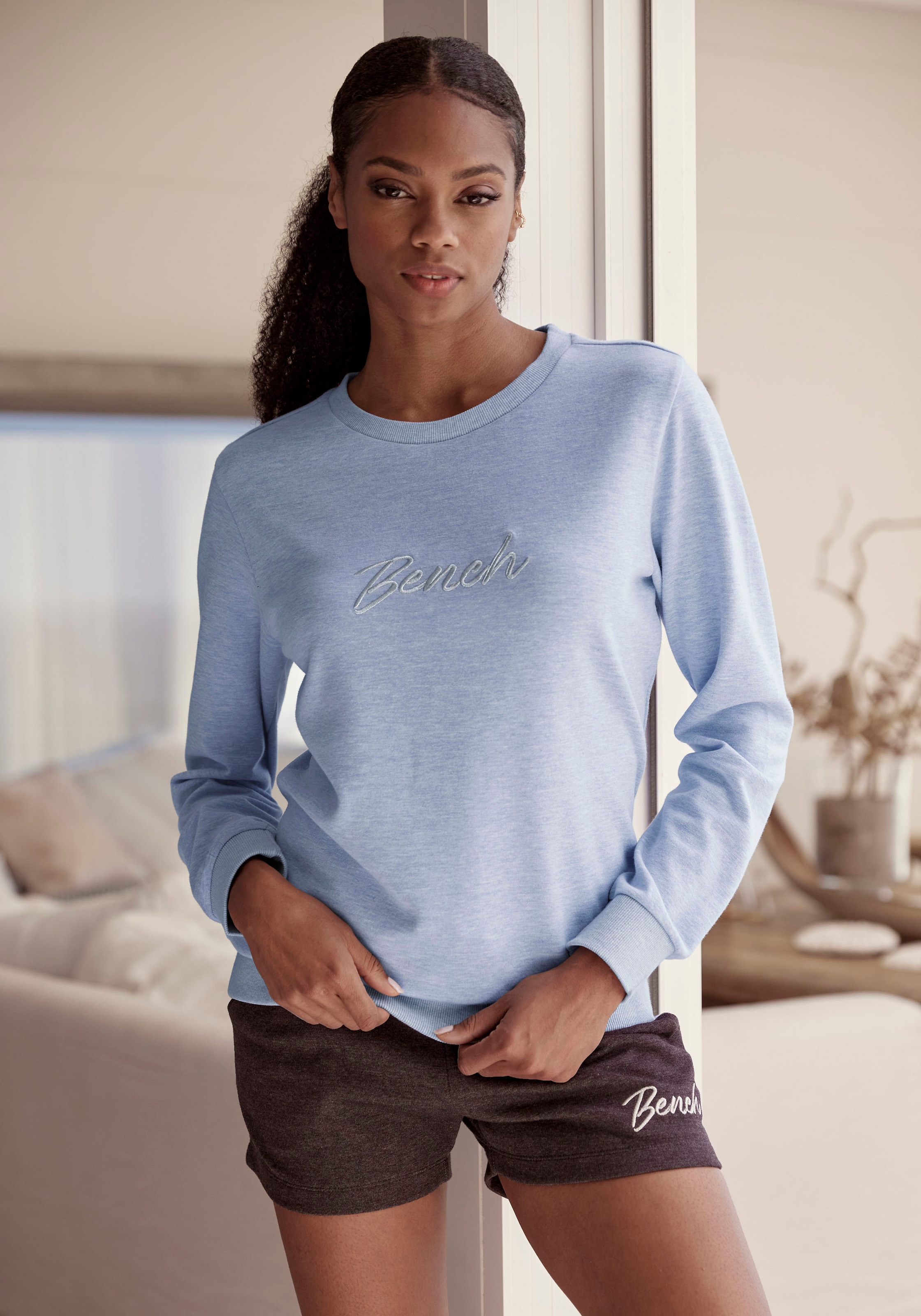 Bench. Loungewear Sweatshirt, mit glänzender Logostickerei, Loungewear