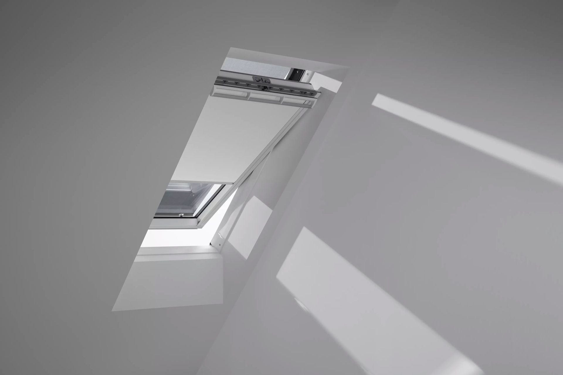 VELUX Verdunklungsrollo »DKL 1025SWL«, verdunkelnd, ohne Bohren, in Führungsschienen, Stoff weiß mit alufarbenen Führungsschienen & Griffleiste