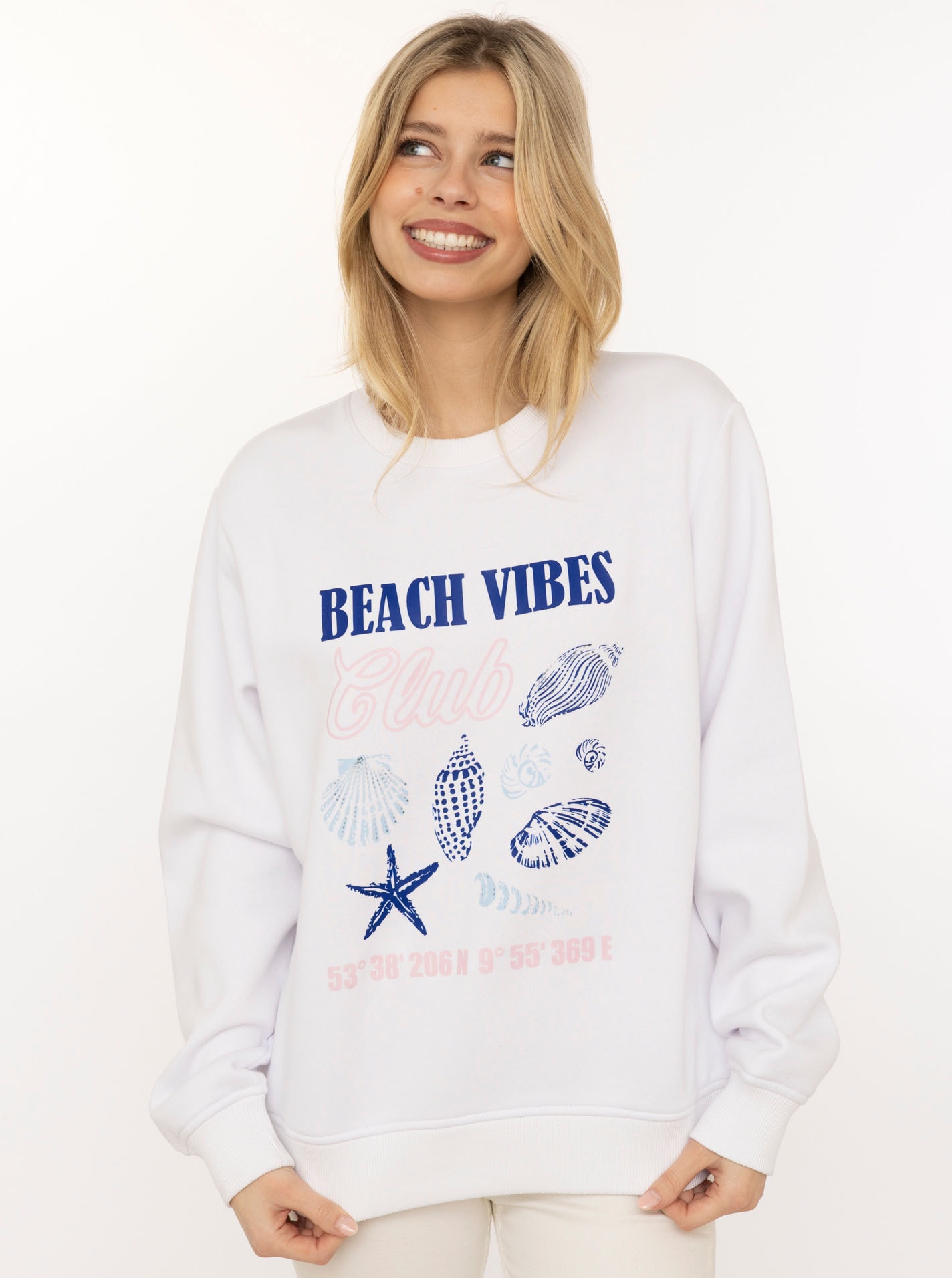 Zwillingsherz Hoodie ""Beach Vibes Club"", Rundhals, Muschel Print, Maritim günstig online kaufen