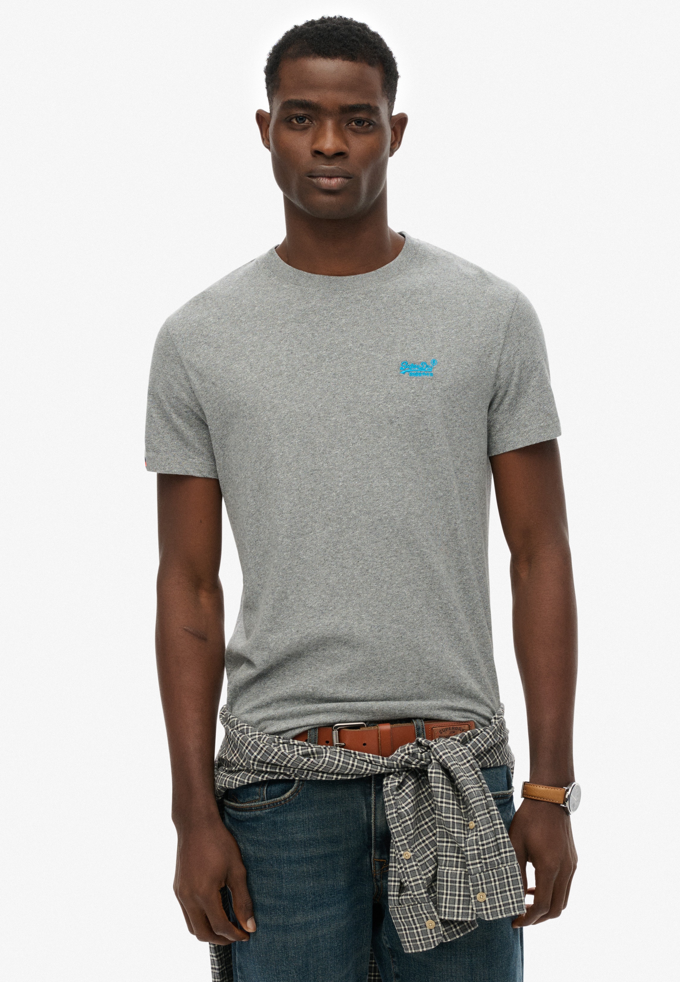 Superdry Rundhalsshirt "ESSENTIAL LOGO EMB TEE" aus Baumwolle und Single Jersey, Slim Fit, Kurzarm, hüftlang