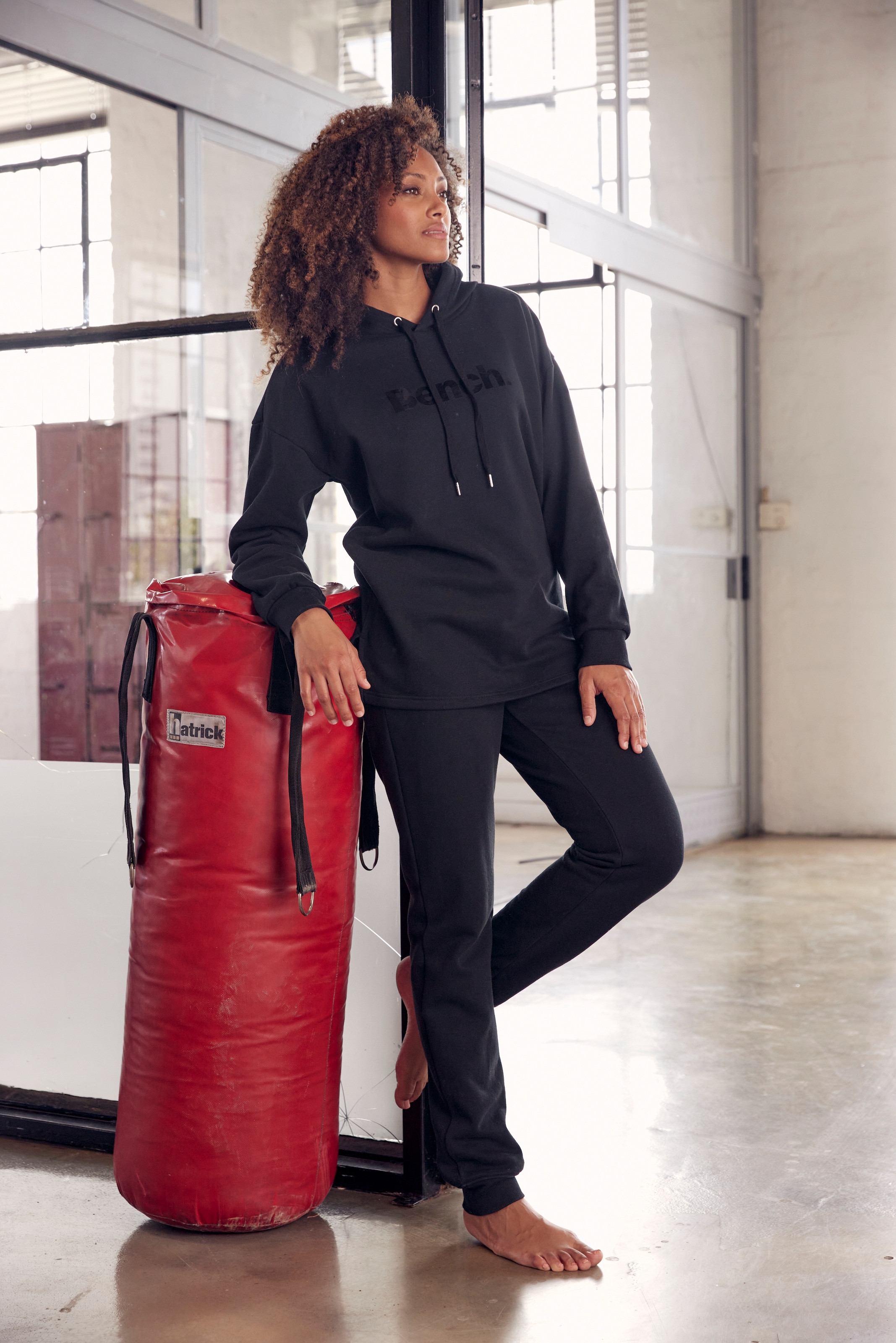 bestellen | und Hoodie Logodruck Loungewear »-Kapuzensweatshirt«, Bench. mit seitlichen Schlitzen, glänzendem BAUR