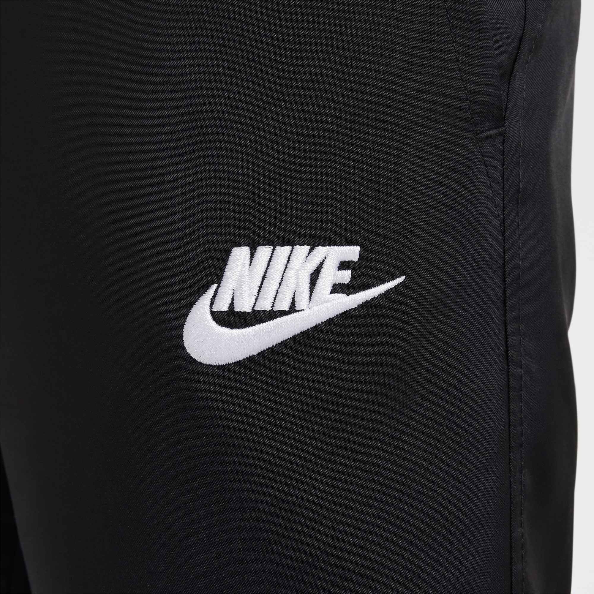 Nike Sportswear Sporthose »K NSW CLUB WVN JGGR LBR«  aus Polyester, für Jugendliche, sportlicher Stil, leichtes Material