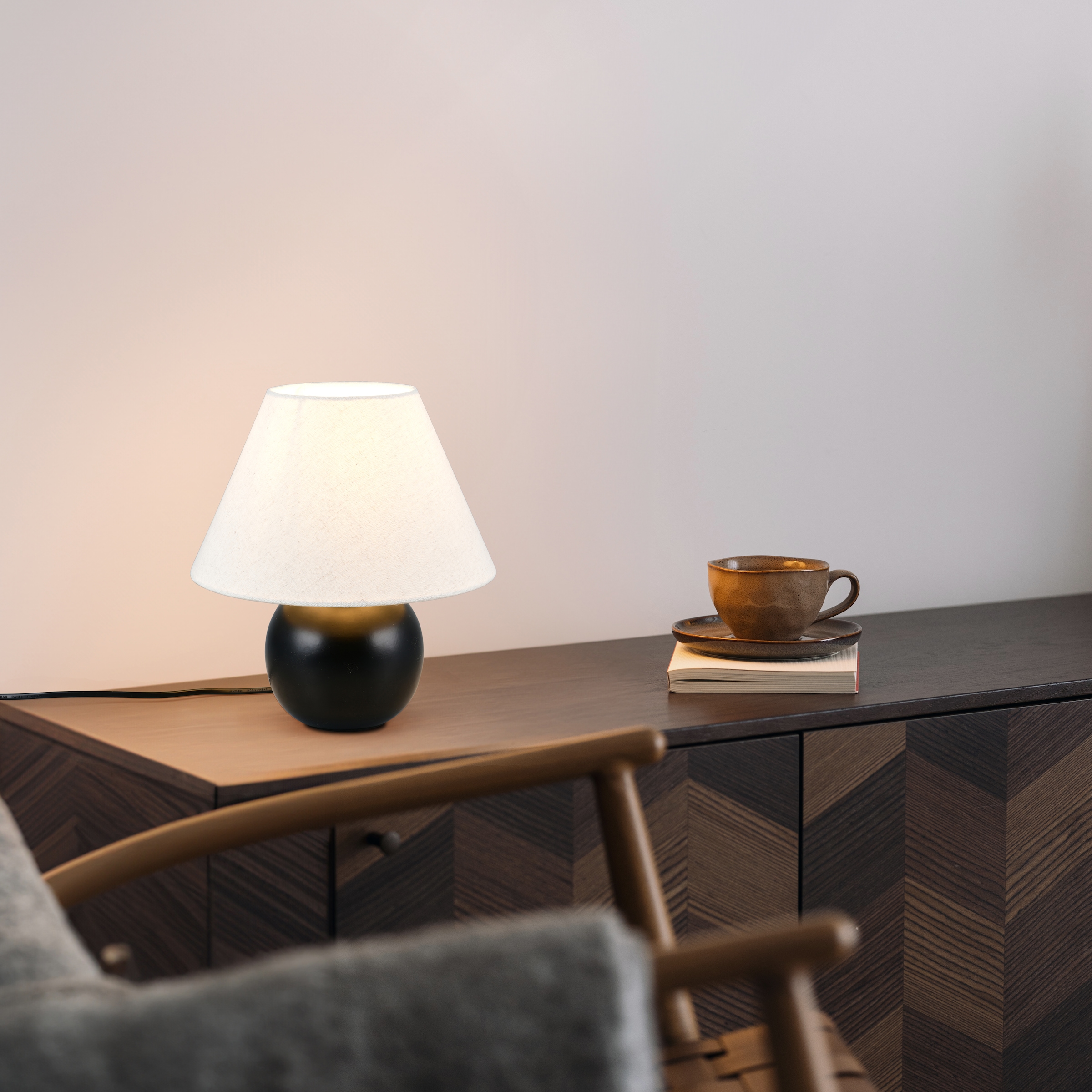 LeGer Home by Lena Gercke Schreibtischlampe »Amara, Tischlampe mit Schnurschalter exkl 1x E27 max 40W, Stoffschirm«, 1 flammig, Leuchtmittel E27 | Leuchtmittel wechselbar, Keramik Fuß, Schirm beige Kegelform, Höhe 29cm Ø 25cm Nachttischlampe