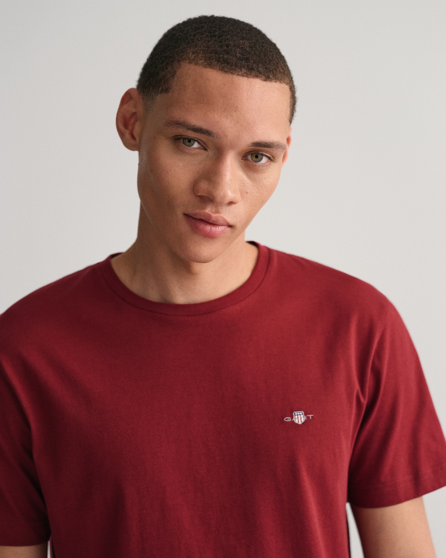 Thumbnail - Gant T-Shirt "REG SHIELD SS T-SHIRT" mit Logostickerei auf der Brust