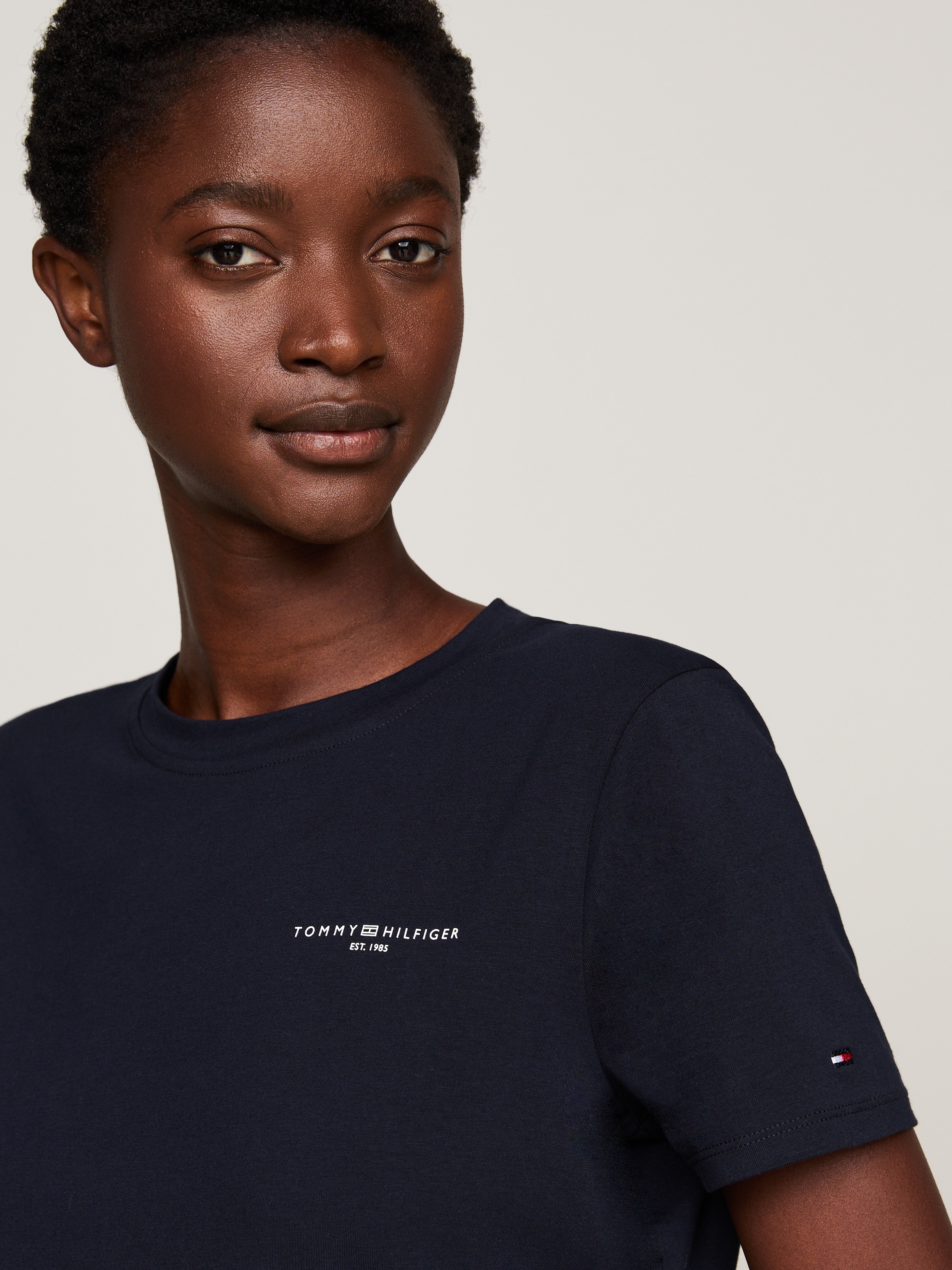 Tommy Hilfiger Rundhalsshirt »1985 REG MINI CORP LOGO C-NK SS«, mit Tommy Hilfiger Logoschriftzug und Bestickung