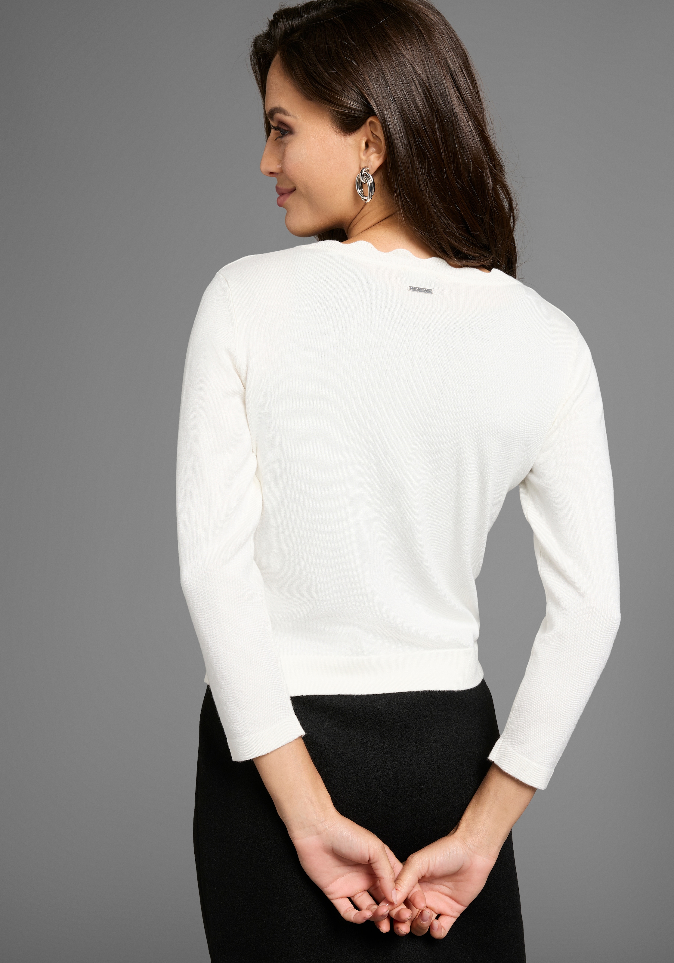 Laura Scott Cardigan, mit femininer Wellenkante