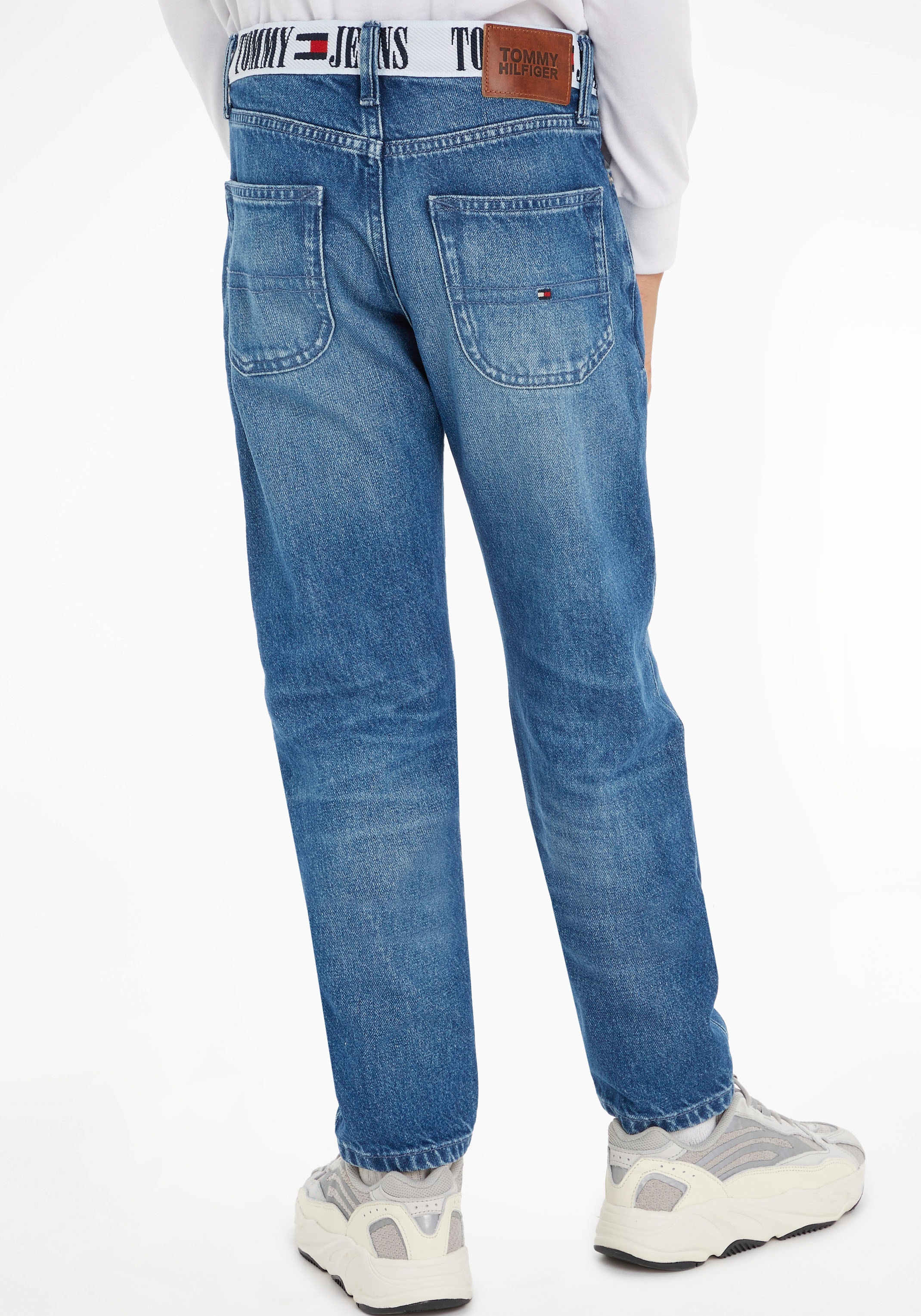 Tommy Hilfiger Straight-Jeans »MODERN STRAIGHT MONOTYPE TAPE«, mit coolem Tommy Jeans Bund