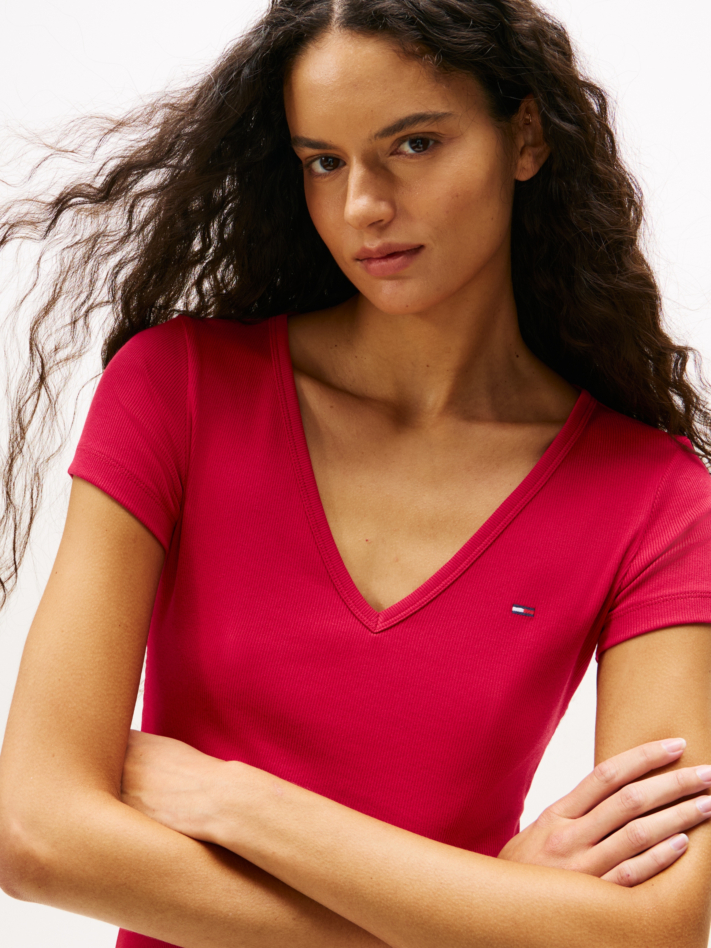Tommy Jeans Kurzarmshirt »TJW SLIM ESSENTIAL RIB V SS«, mit gerippter Struktur