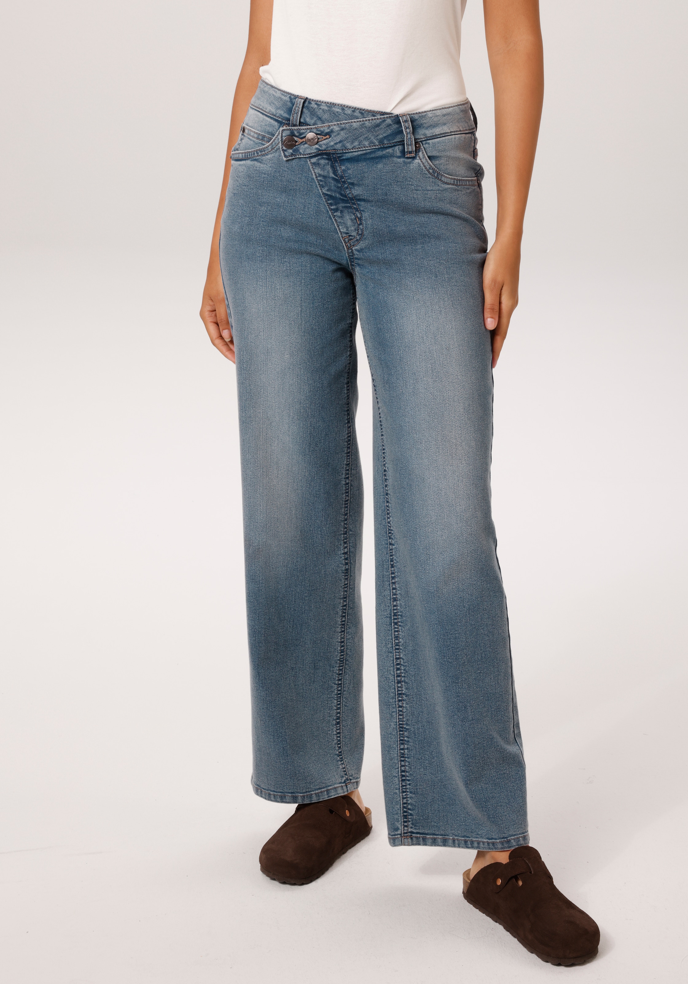 Aniston CASUAL Straight-Jeans mit extravaganten, asymmetrischem Verschluss günstig online kaufen