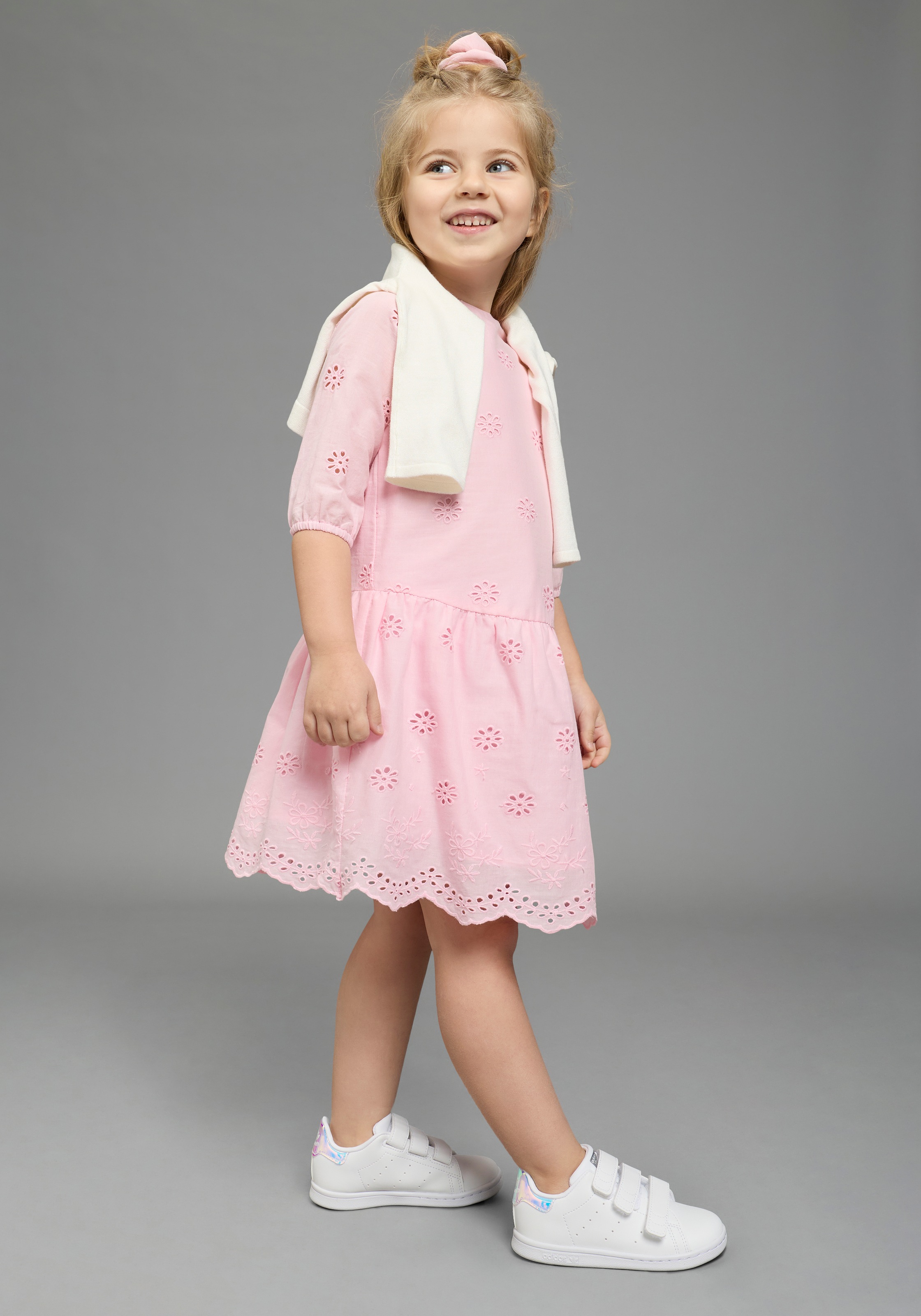 KIDSWORLD Spitzenkleid »Kleid mit Lochstickerei für Mädchen« aus Popeline und Web-Material, mit ausgestellter Passform