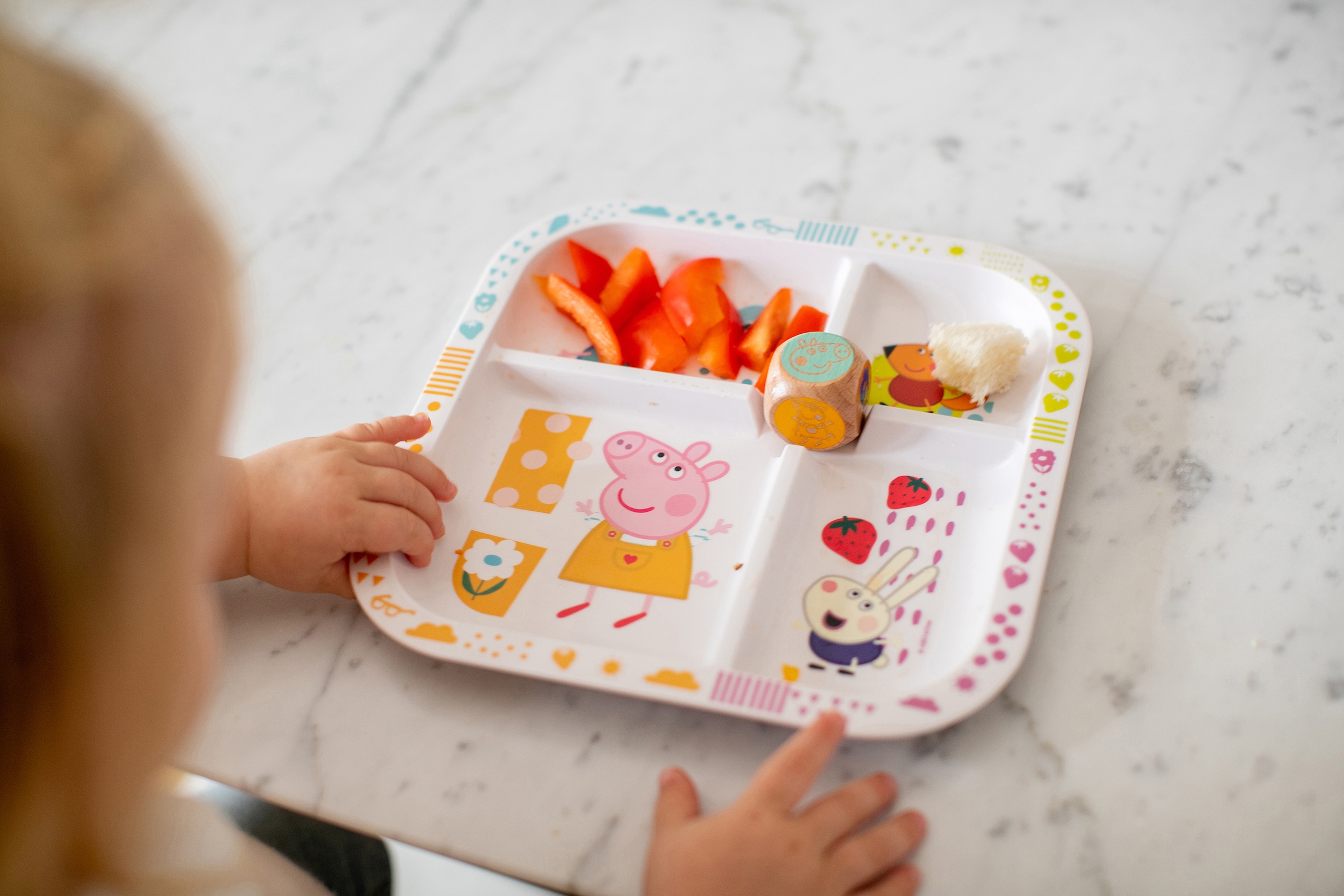 KOZIOL Kunststoffteller »Esslernteller + Würfel EASY EATER PEPPA PIG«, (Set, 2 St., Esslernteller + Würfel), made in Germany, melaminfrei, 100% recycelbar, klimaneutral