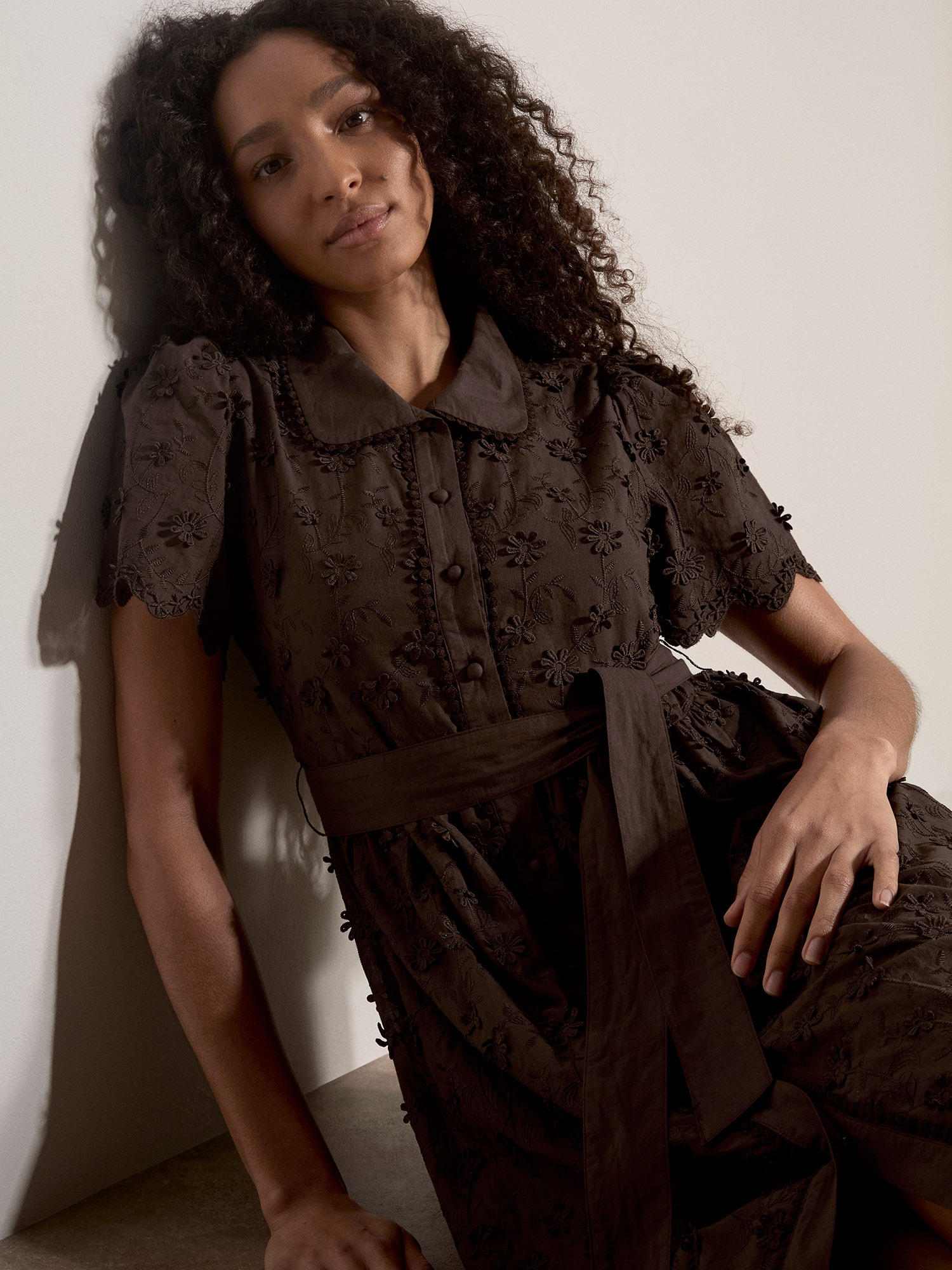 Apricot Sommerkleid »Midikleid« Stoffgürtel,  mit Blumenstickerei