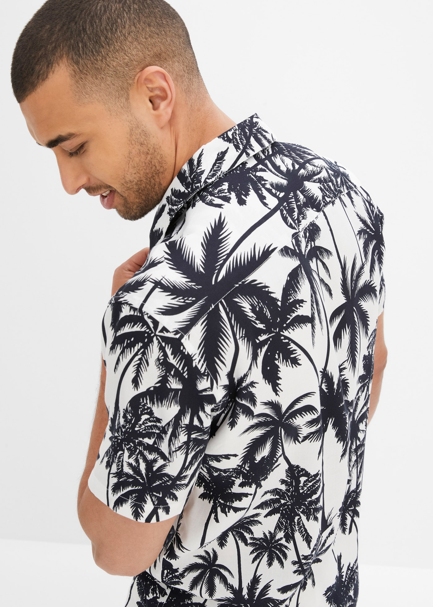 bonprix Kurzarmhemd »Kurzarmhemd aus Viskose, Slim Fit« mit All-Over Print