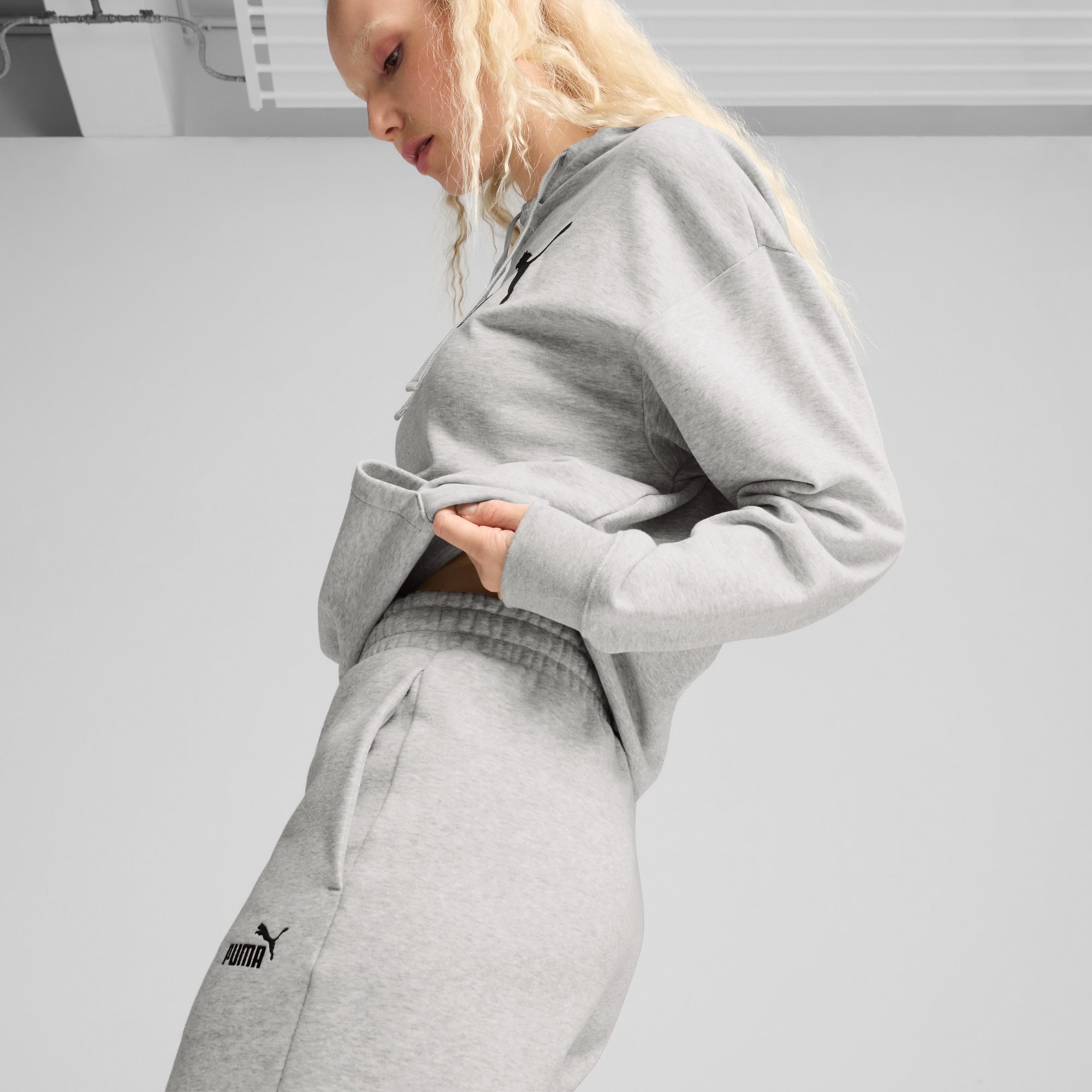 Thumbnail - PUMA Trainingshose "ESS SMALL NO. 1 LOGO STANDARD HIGH-WAIST SWEATPANTS FL CL" mit hohem Bund, mit seitlichen Eingriffta...