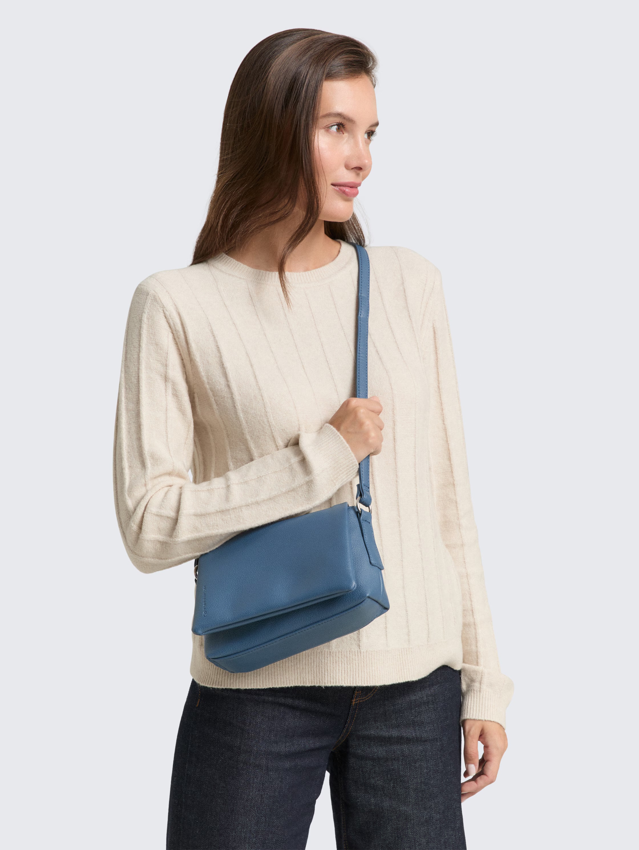 TOM TAILOR Umhängetasche »Lissi« besonders weiches Material lässig fallend mit trapzförmigen Schnitt