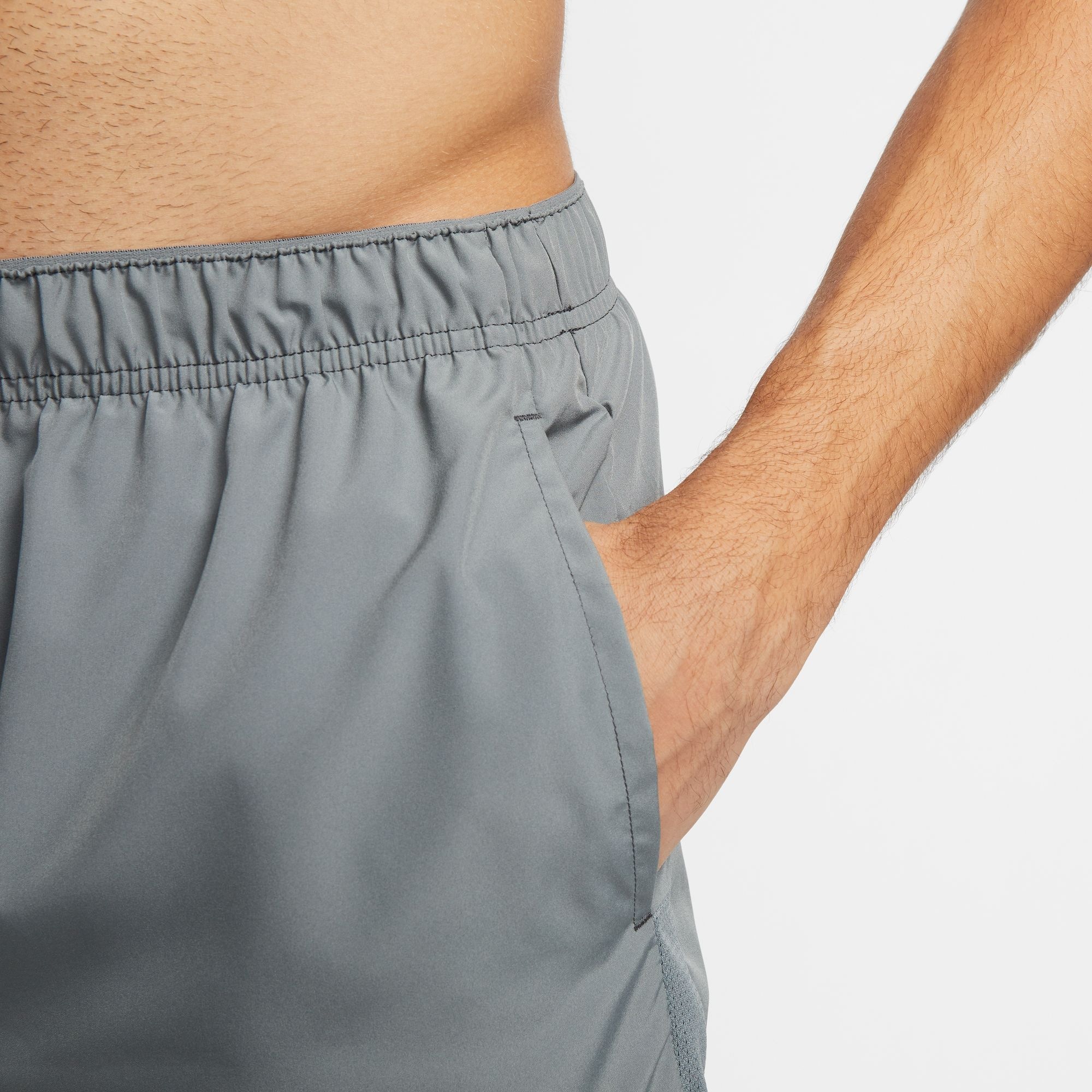 Laufshorts NIKE "DRI-FIT CHALLENGER MEN'S UNLINED RUNNING SHORTS", Herren, Gr. XXL, N-Gr, grau (smoke grau, smoke grau, reflective silv), Obermaterial: 100% Polyester, Hosen 3
