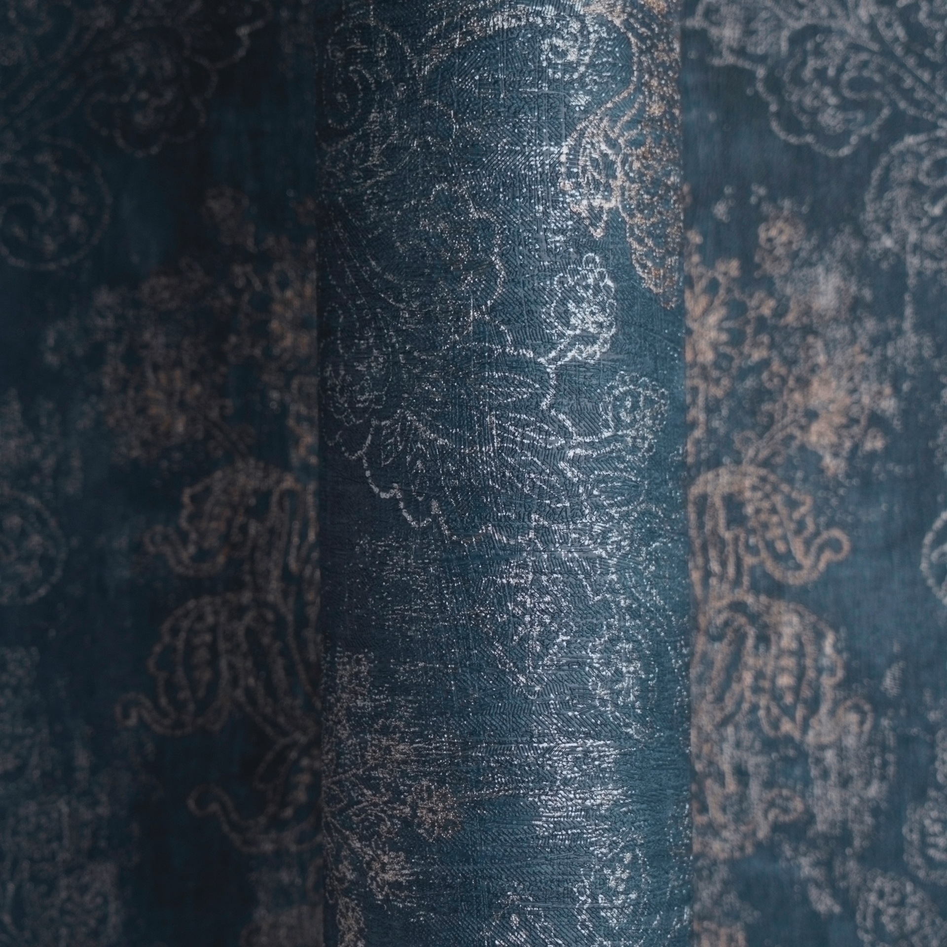 A.S. Création Vliestapete »Trend Spectrum Baroque – Glänzendes Ornament Vliestapete« Barock | metallic | ornamental leicht strukturiert Elegantes Barockornament mit glänzenden Metallic-Akzenten