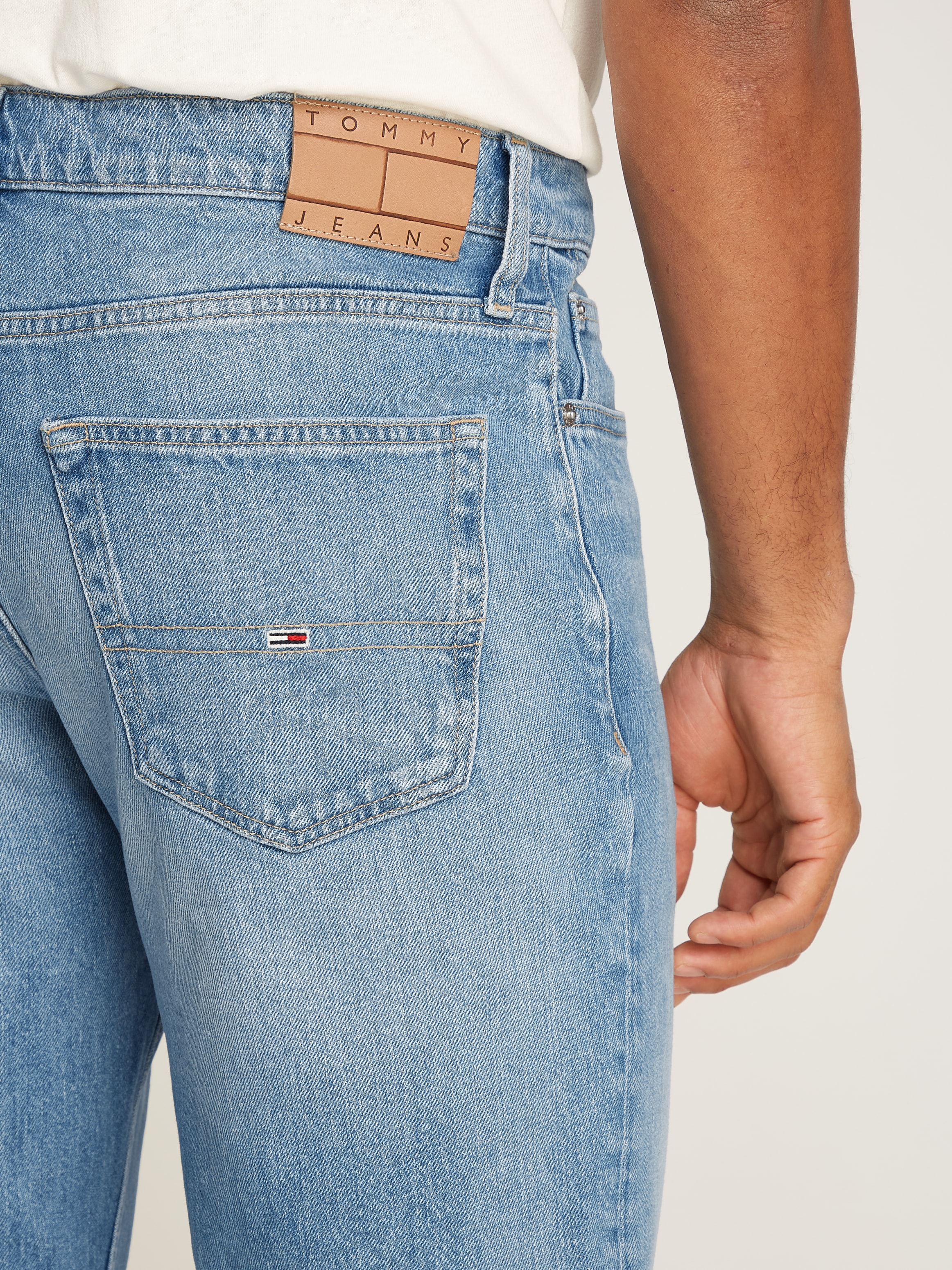 Tommy Jeans Regular-fit-Jeans »RYAN RGLR STRGHT«, mit Logoprägung