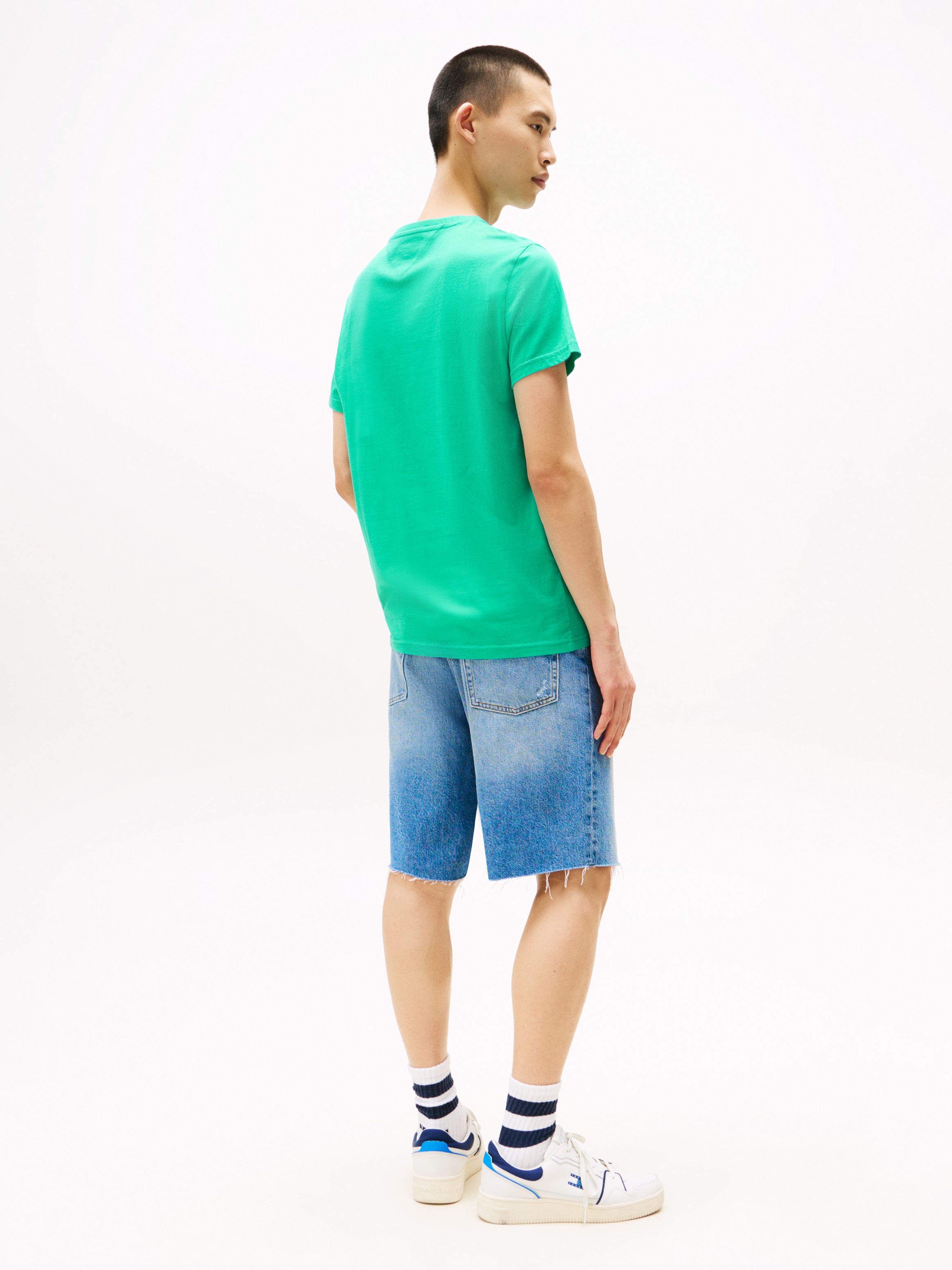 Tommy Jeans T-Shirt »TJM SLIM ESSENTIAL FLAG TEE EXT«, Mit Rundhalsausschnitt
