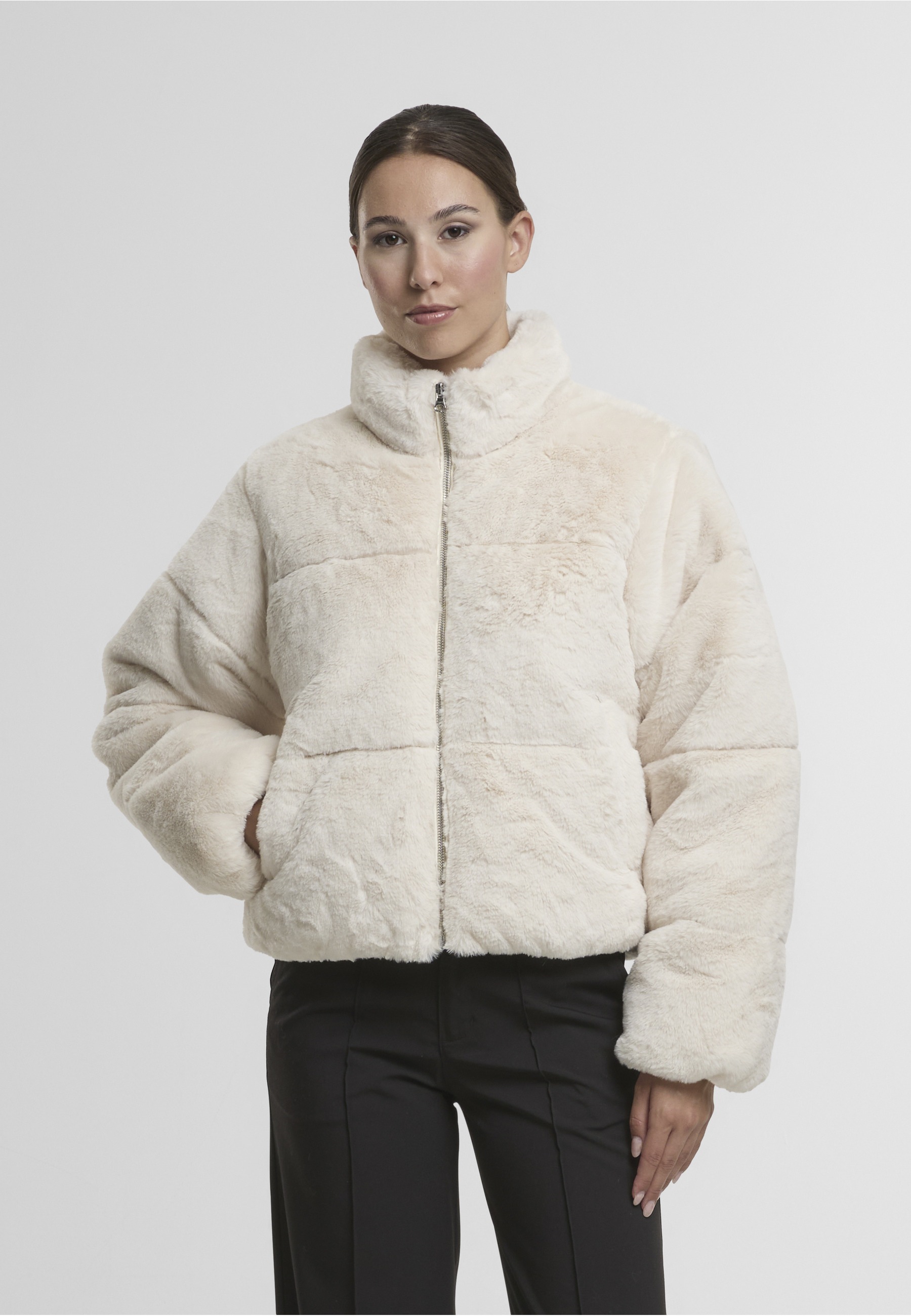 URBAN CLASSICS Winterjacke »Urban Classics Ladies Short Faux Fur Puffer Jacket« 1 Stk. tlg. ohne Kapuze
