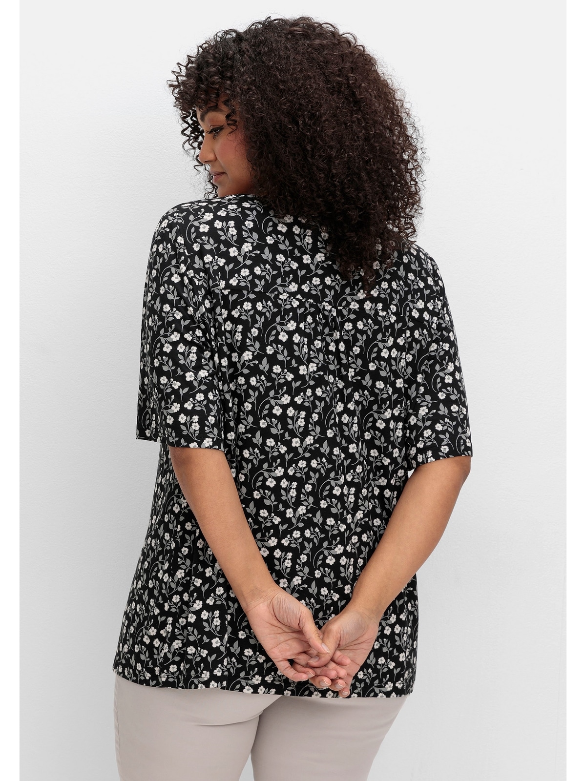 Sheego T-Shirt »Große Größen«, mit Blümchenprint und Knopfleiste