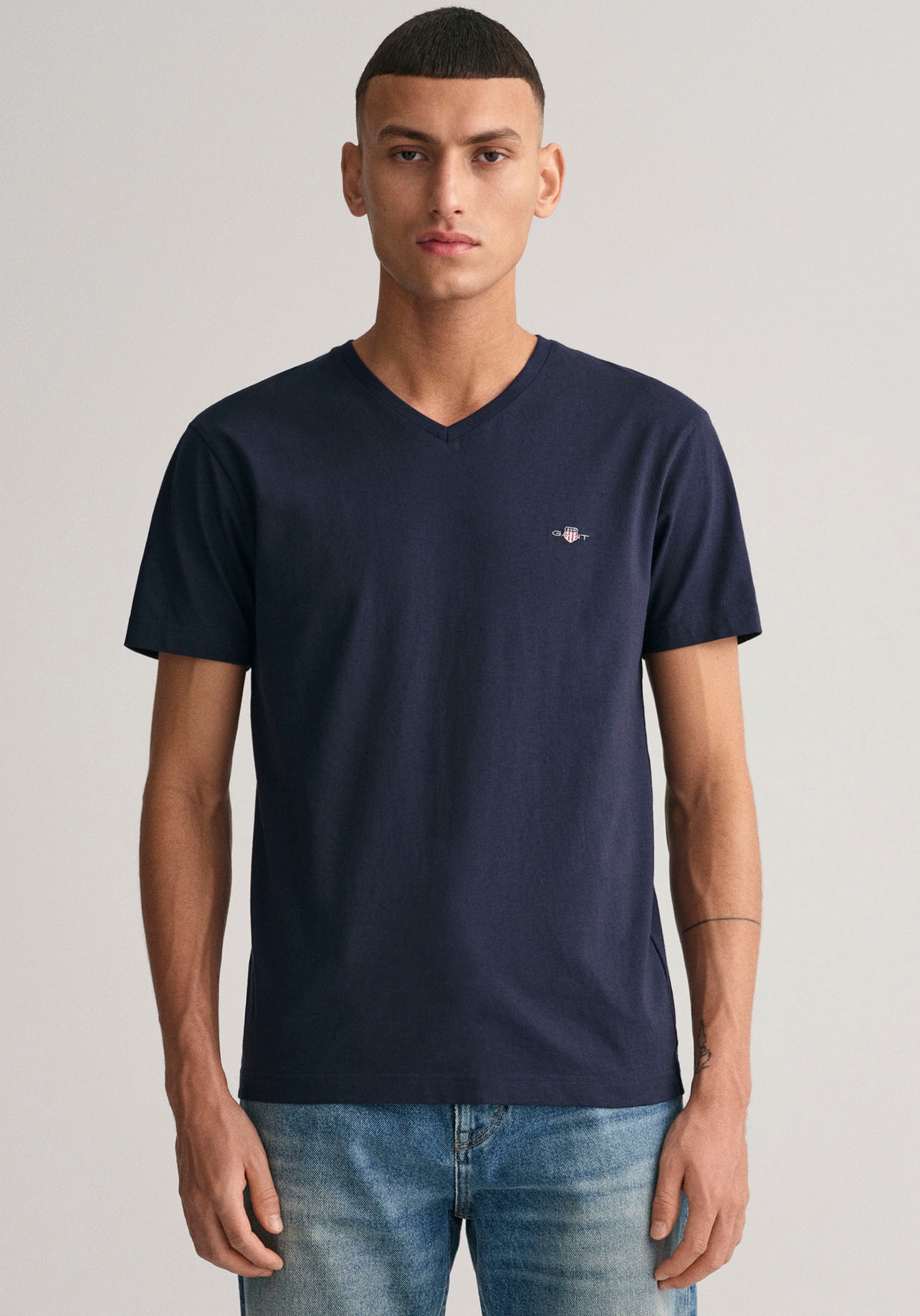 Black Friday Gant T-Shirt »SLIM SHIELD V-NECK T-SHIRT«, mit einer kleinen  Logostickerei auf der Brust | BAUR