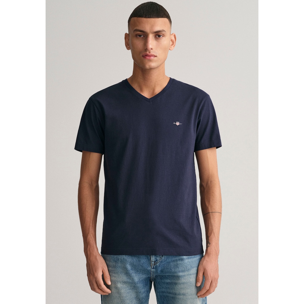 Gant T-Shirt »SLIM SHIELD V-NECK T-SHIRT«, mit einer kleinen Logostickerei auf der Brust